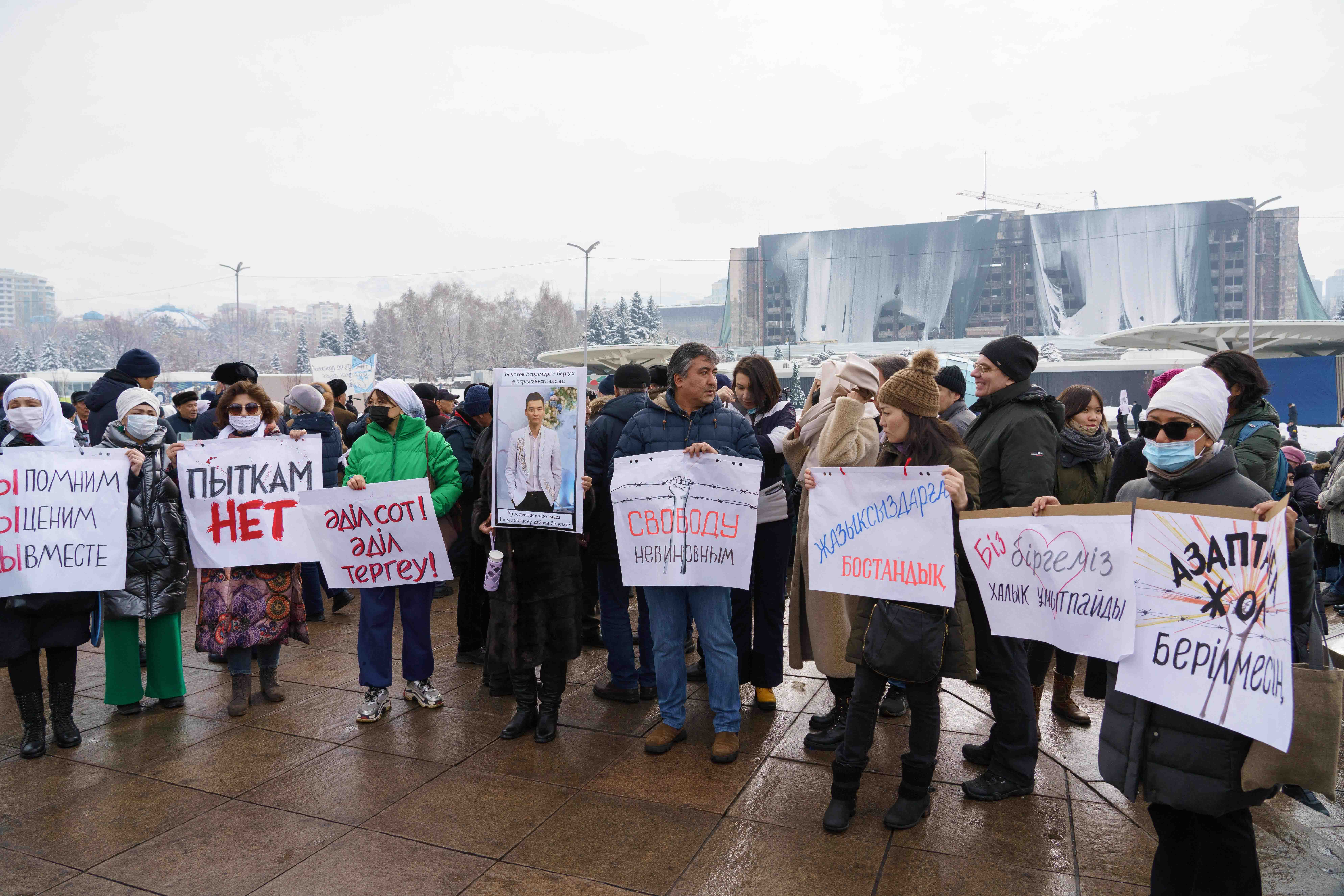 Демонстранты на митинге памяти жертв общенациональных беспорядков января 2022 года в Алматы, Казахстан, 13 февраля 2022 года.