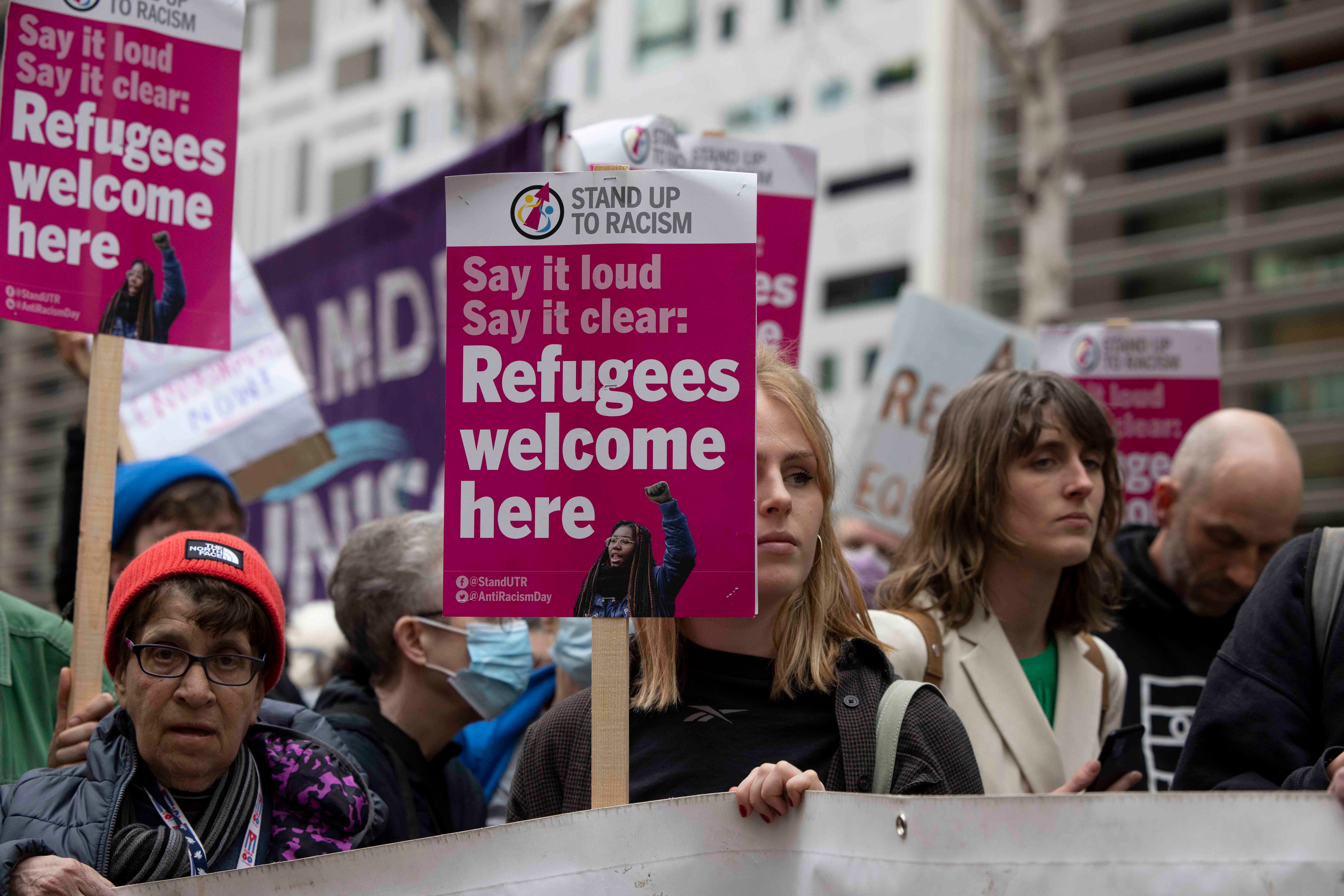 Des manifestants brandissent des pancartes lors d'un rassemblement en faveur des droits des réfugiés à Londres, le 14 avril 2022. 