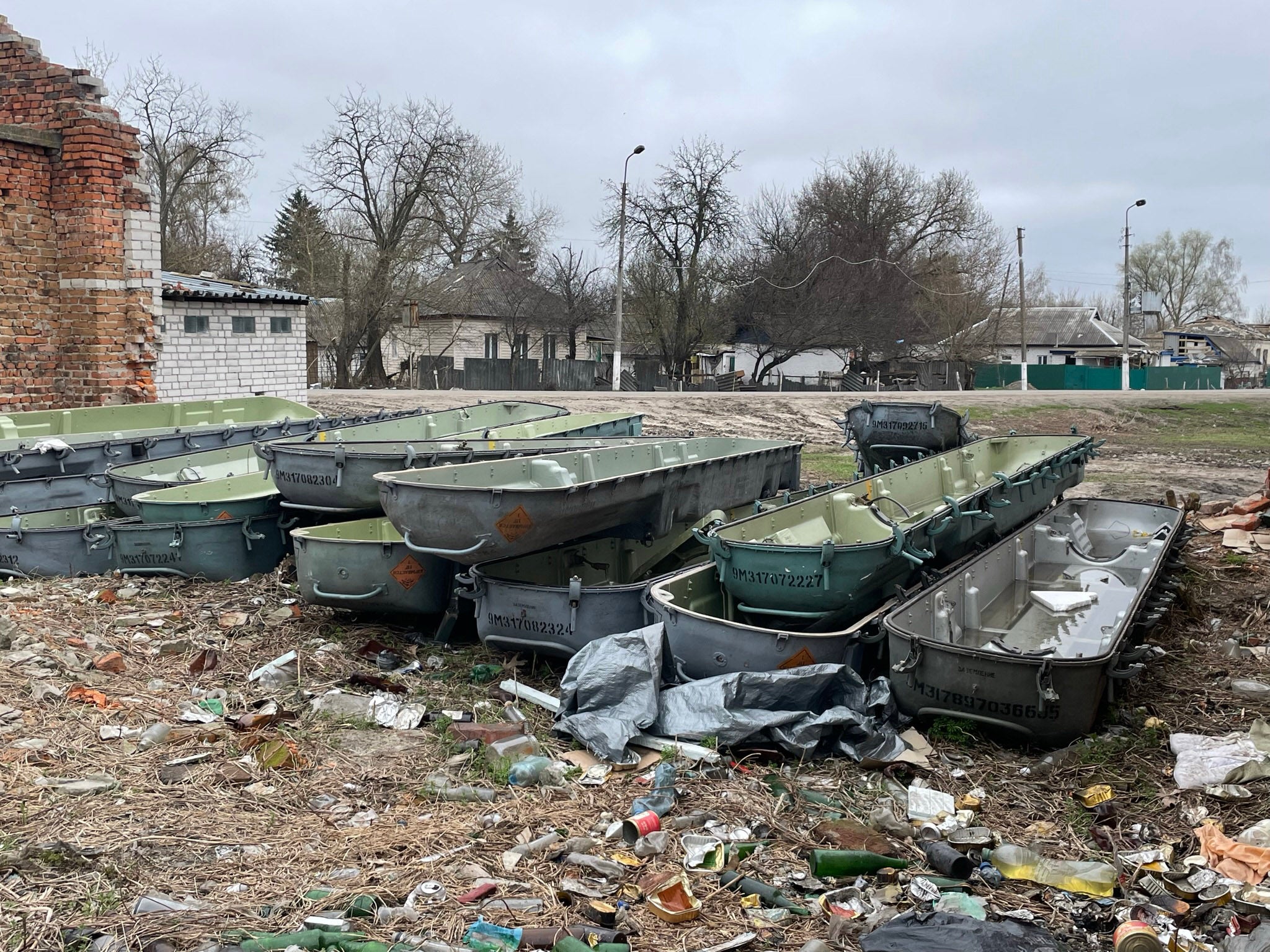 Leere Container für Boden-Luft-Raketen, die von den russischen Truppen in Novyi Bykiv zurückgelassen wurden, 16. April 2022.