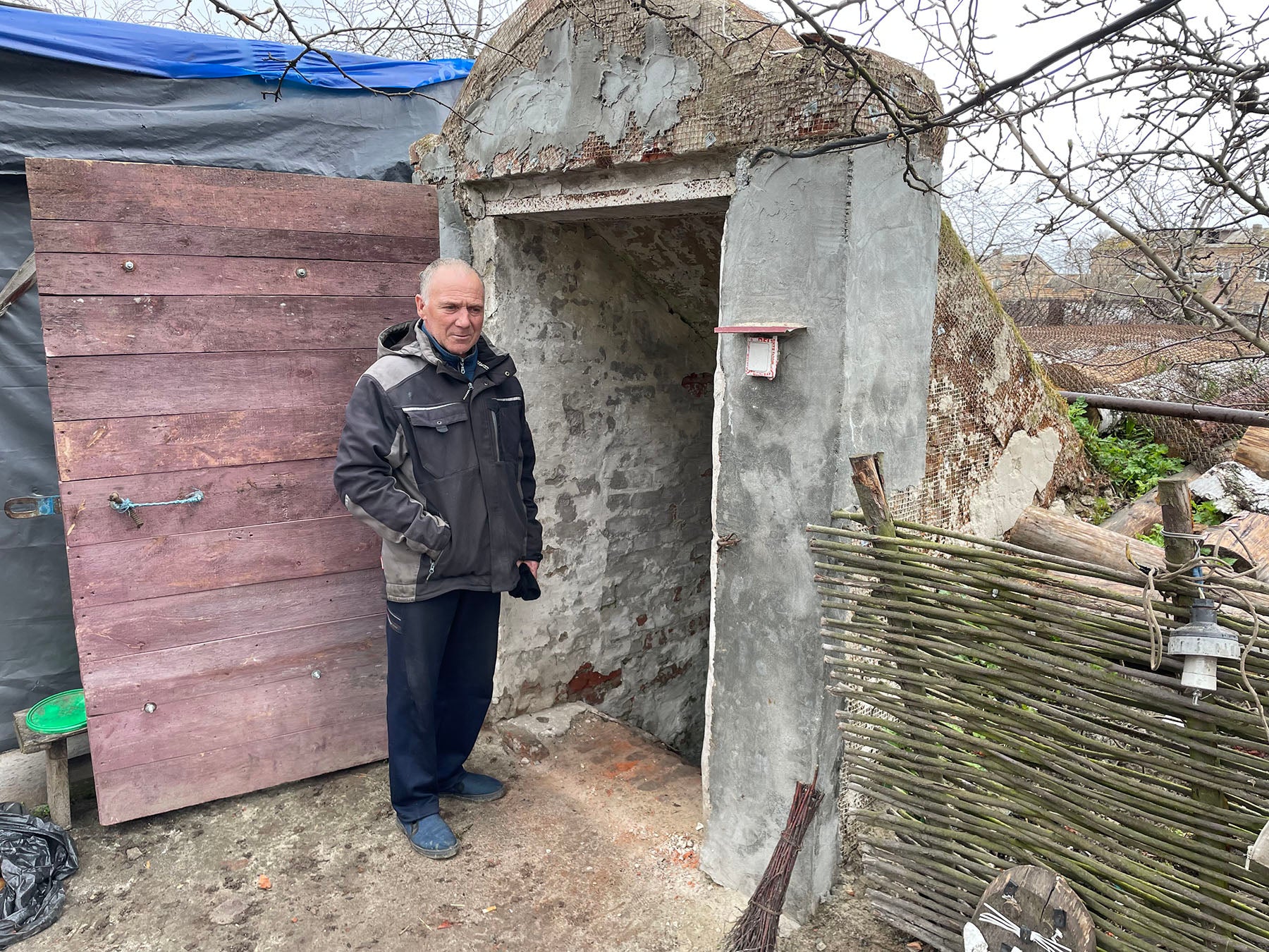 Volodymyr Ivashchenko, un habitant de Yahidne, dans le nord de l’Ukraine, photographié le 17 avril 2022 devant l’entrée de la cave où sa famille s’est réfugiée début mars, peu après le début de l’invasion russe. Par la suite, les soldats russes ont obligé sa famille a rejoindre d’autres villageois détenus dans le sous-sol d’une école. Sa belle-mère, Nadezhda Buchenko, âgée de 70 ans, est décédée dans ce sous-sol.