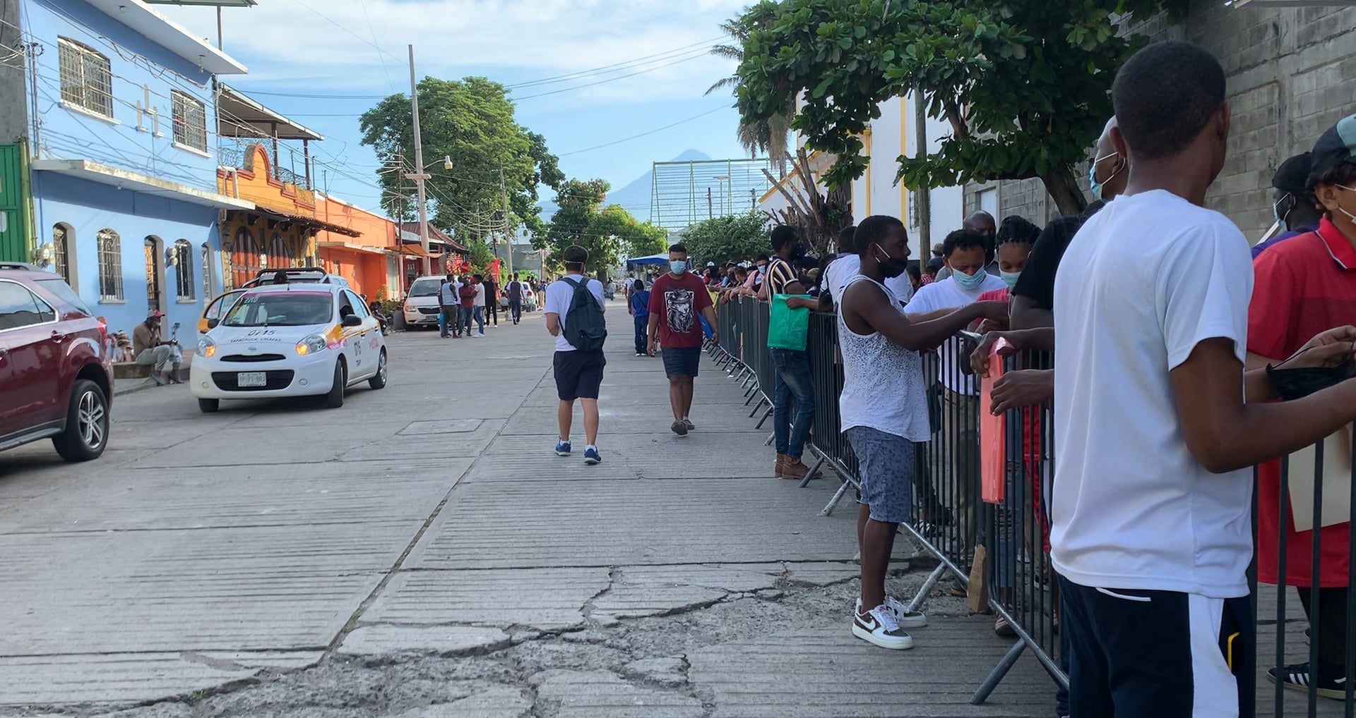 Asylum seekSolicitantes de asilo esperan afuera de las oficinas de la Comisión Mexicana de Ayuda a Refugiados y de le agencia de refugiados de la ONU en Tapachula, México, el 13 de agosto, 2021.ers wait in line outside the offices of the Mexican Commission for Refugee Assistance and the UN refugee agency in Tapachula, Mexico, August 13, 2021