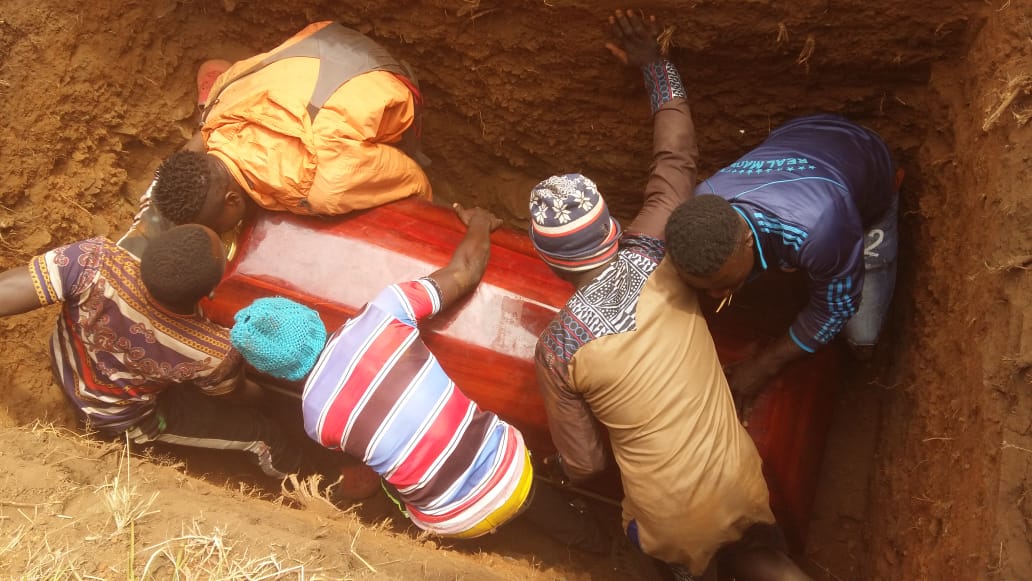 L’enterrement d’un chauffeur de taxi, brutalement tué par des combattants séparatistes armés à Buea, dans la région du Sud-Ouest au Cameroun, le 12 janvier 2022.