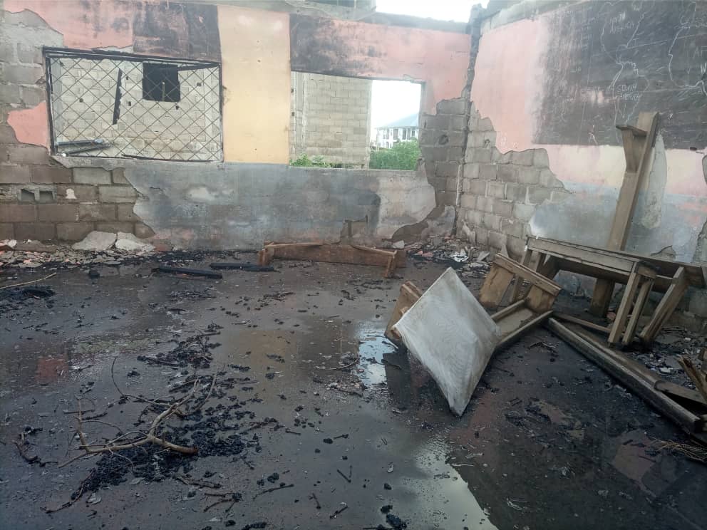 Décombres d’une salle de classe de l’école primaire publique de Molyko, à Buea dans la région du Sud-Ouest au Cameroun ; cette école a été incendiée par des combattants séparatistes présumés le 7 février 2022. Photo prise le 8 février 2022.