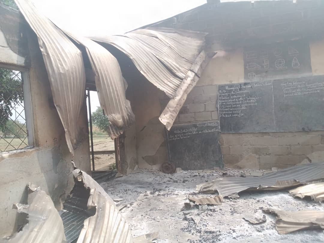 Décombres d’une salle de classe de l’école primaire publique de Molyko, à Buea dans la région du Sud-Ouest au Cameroun ; cette école a été incendiée par des combattants séparatistes présumés le 7 février 2022.