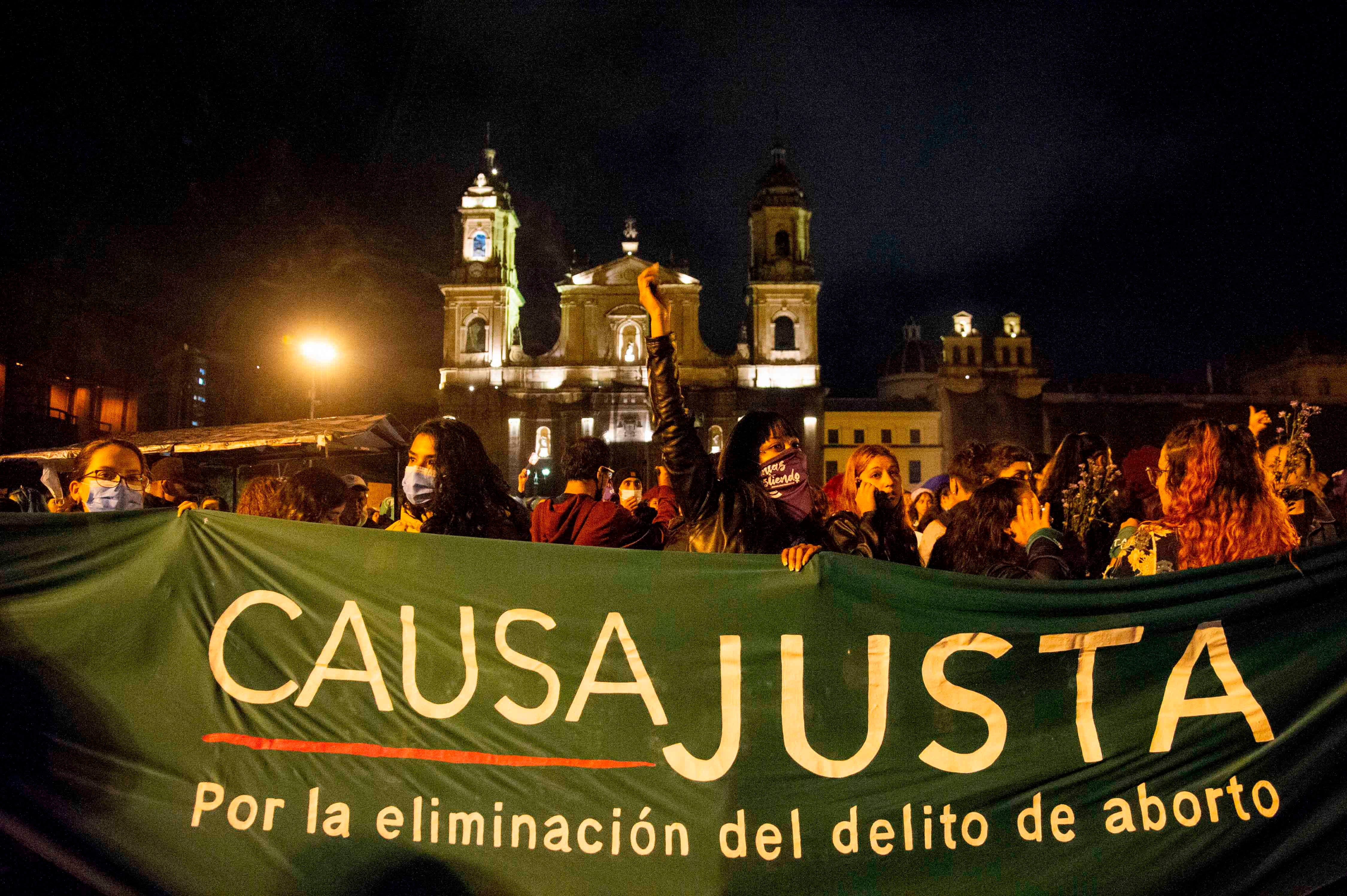 Integrantes del movimiento 'Causa Justa por el Aborto' participan durante las manifestaciones del Día Internacional de la Eliminación de la Violencia contra la Mujer en Bogotá, Colombia