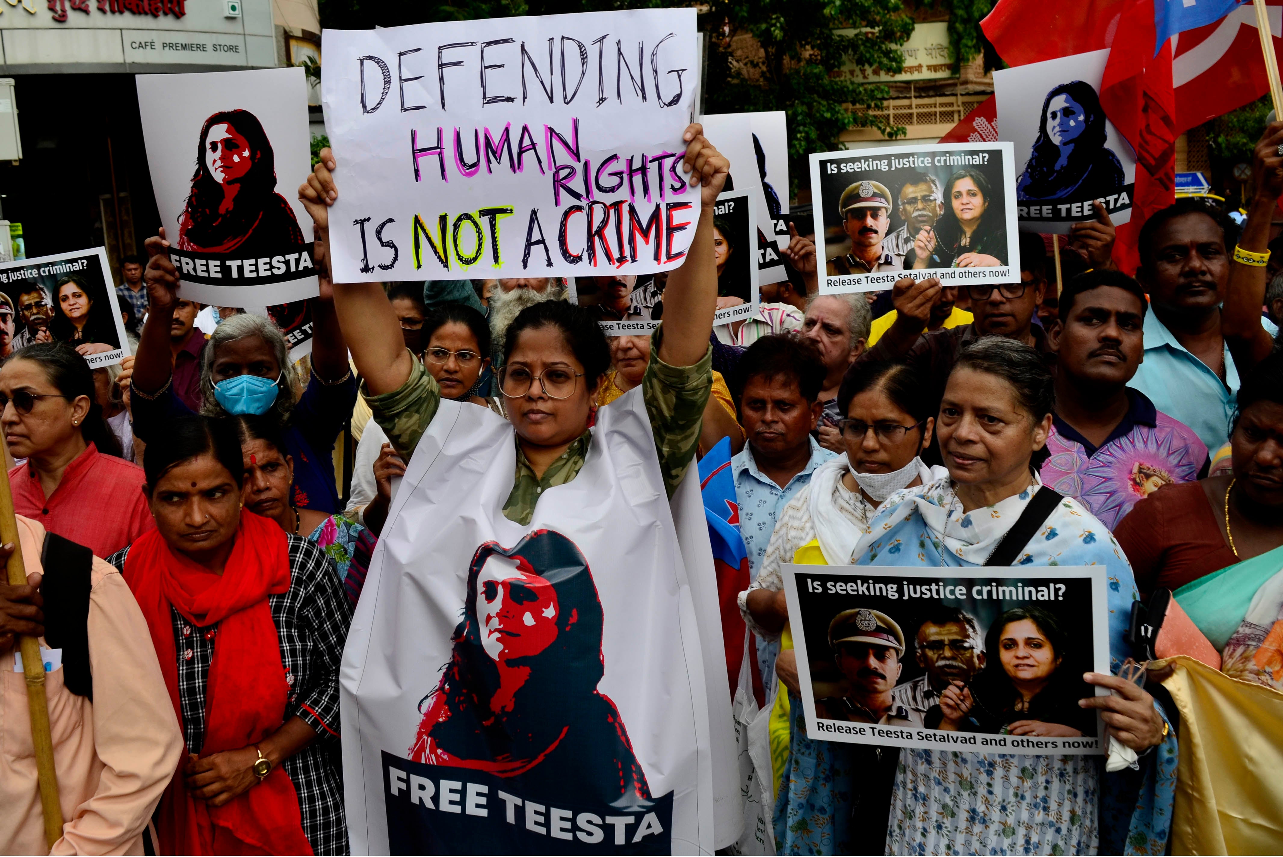 एक्टिविस्ट तीस्ता सीतलवाड़ की गिरफ्तारी के बाद मुंबई में उनकी रिहाई की मांग करते प्रदर्शनकारी, भारत, 27 जून, 2022