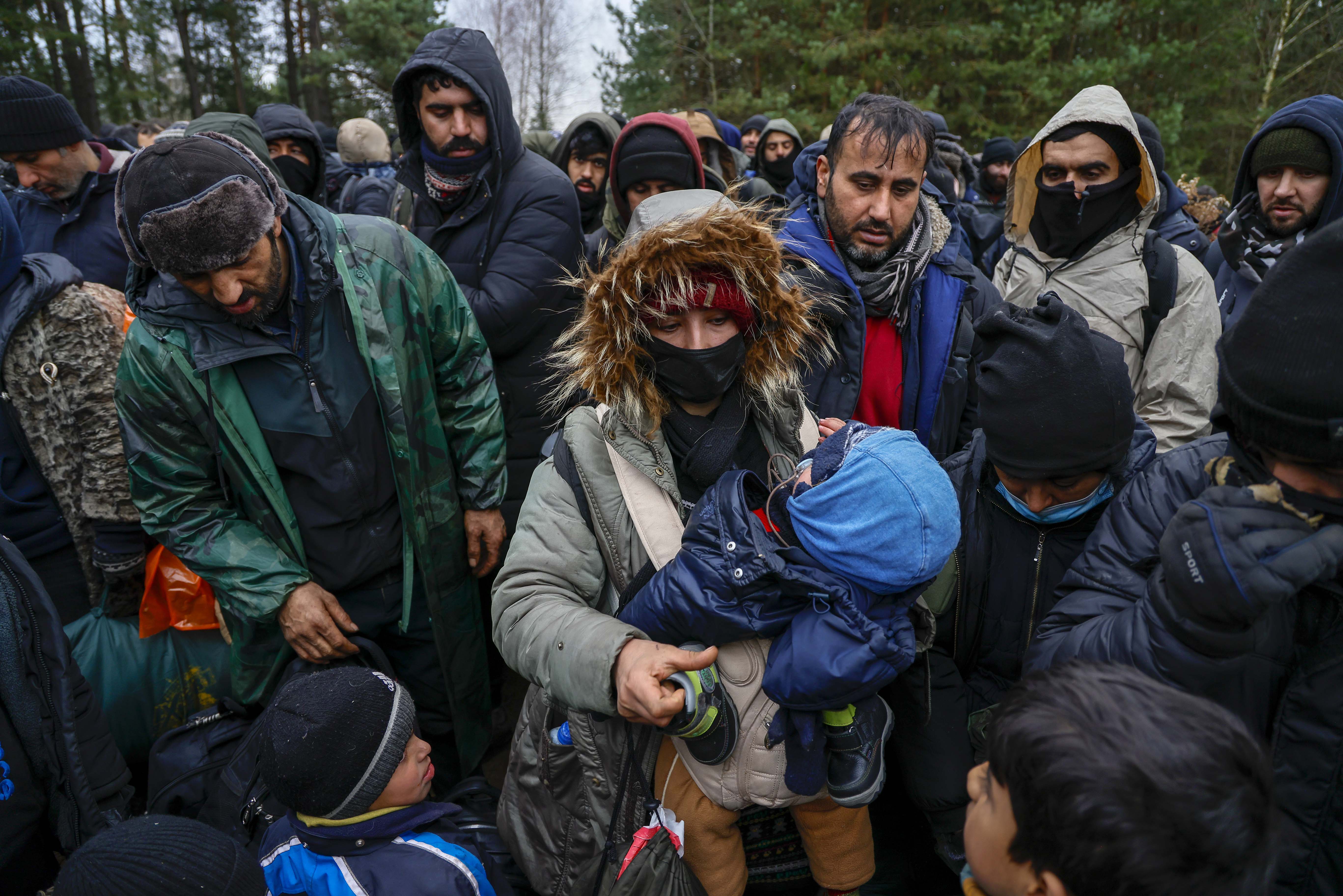 Migranci czekają na mrozie niedaleko przejścia granicznego w Bruzgach na granicy polsko-białoruskiej, 18 listopada 2021, Grodno, Białoruś.