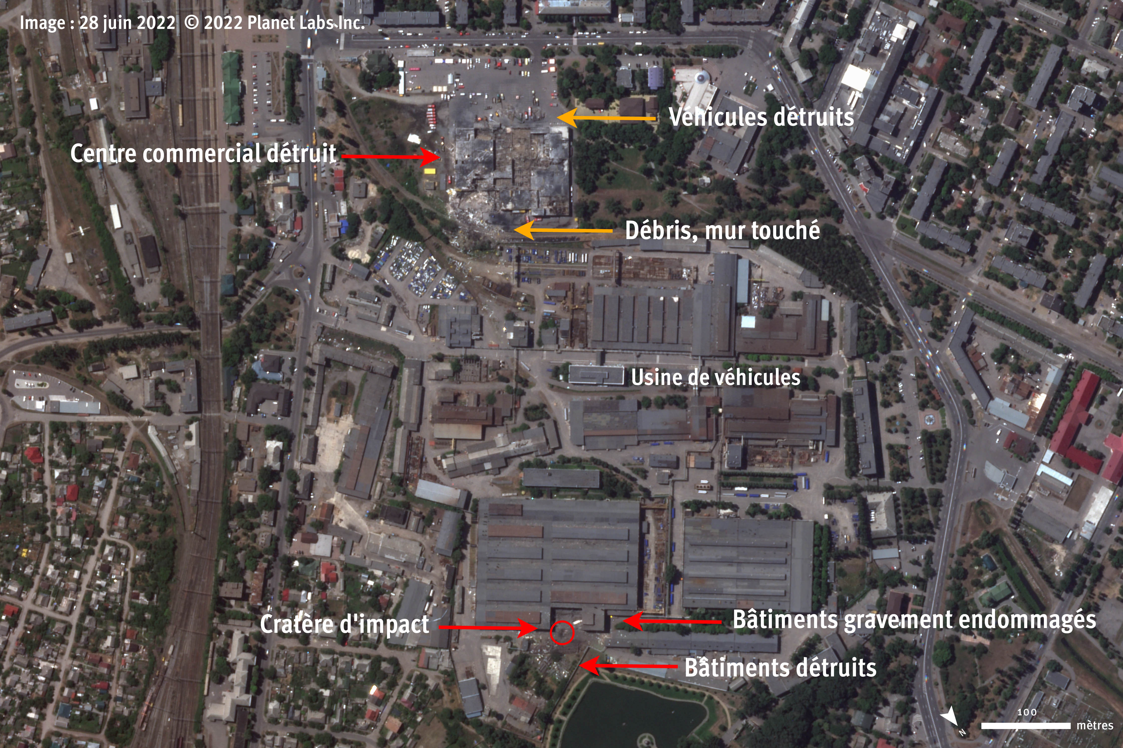 Image satellite montrant la destruction et les dommages subis par le centre commercial de Krementchouk, en Ukraine, touché par une frappe russe le 27 juin 2022 (haut de l’image), l'usine de véhicules voisine (milieu de l’image), et des immeubles endommagés (bas de l’image). Image enregistrée le 28 juin 2022.  Image satellite