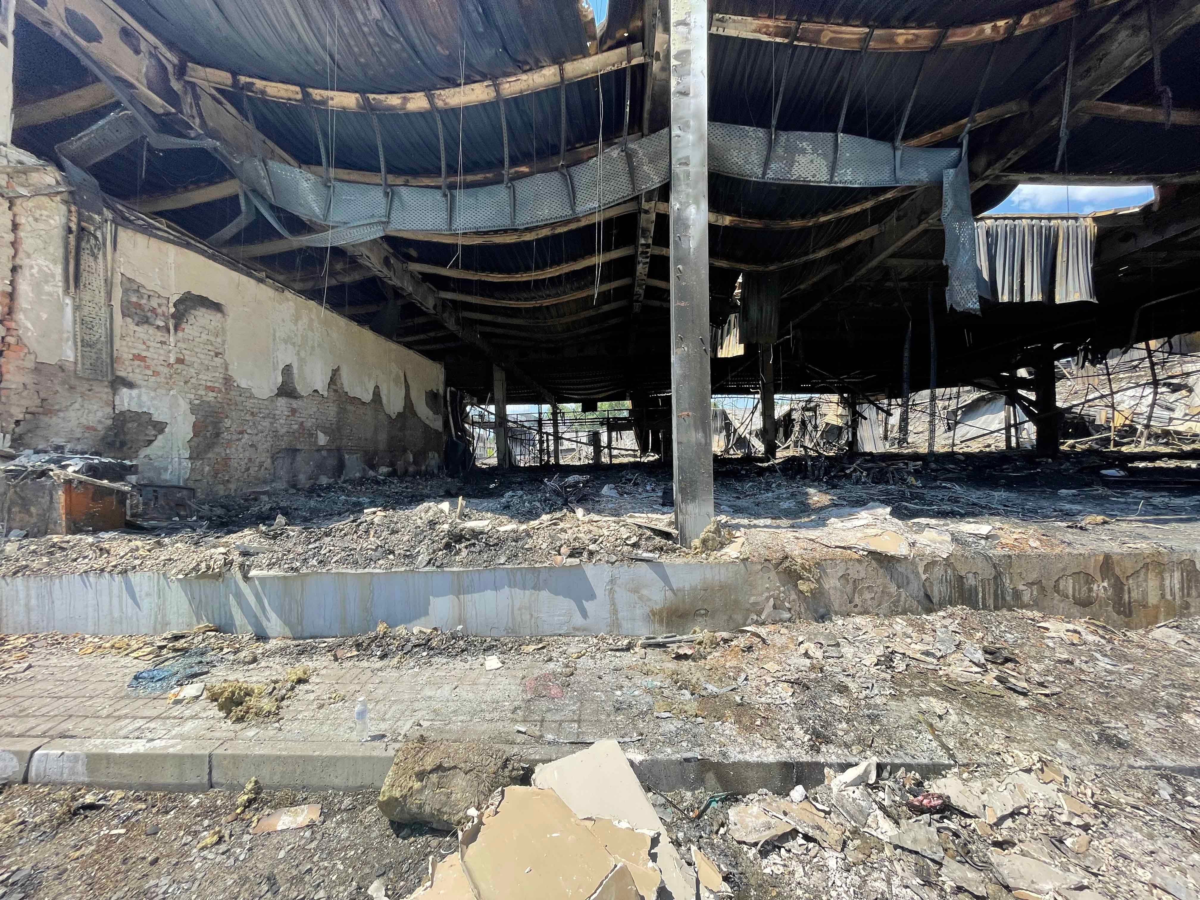 Décombres du centre commercial de Krementchouk (Ukraine) qui a été touché par une frappe russe le 27 juin 2022, photographiés le 28 juin 2022. 