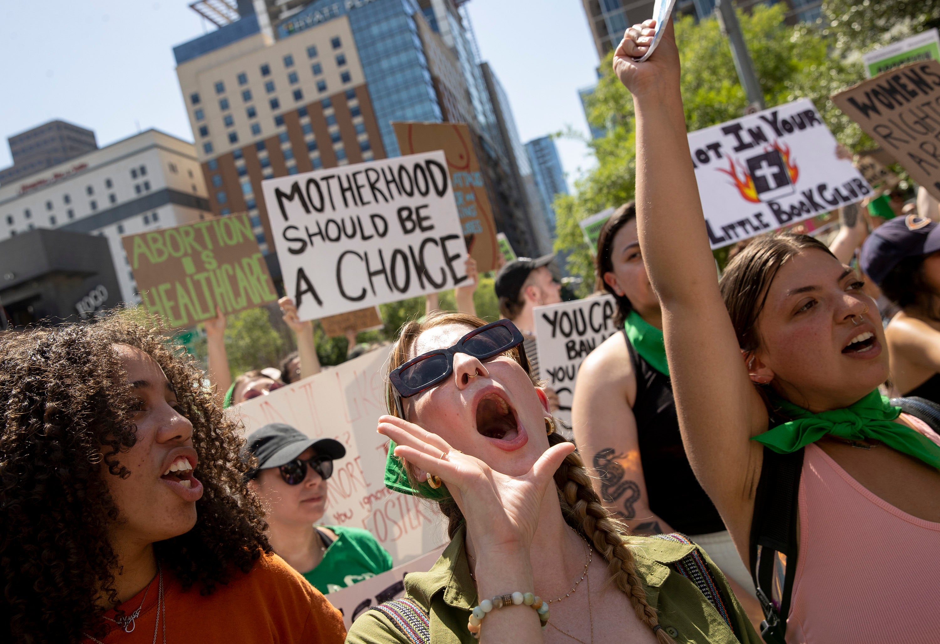 Des manifestantes participaient à un rassemblement organisé pour soutenir le droit à l'avortement devant le Centre de conventions d’Austin (Austin Convention Center) à Austin, au Texas, le 14 mai 2022.