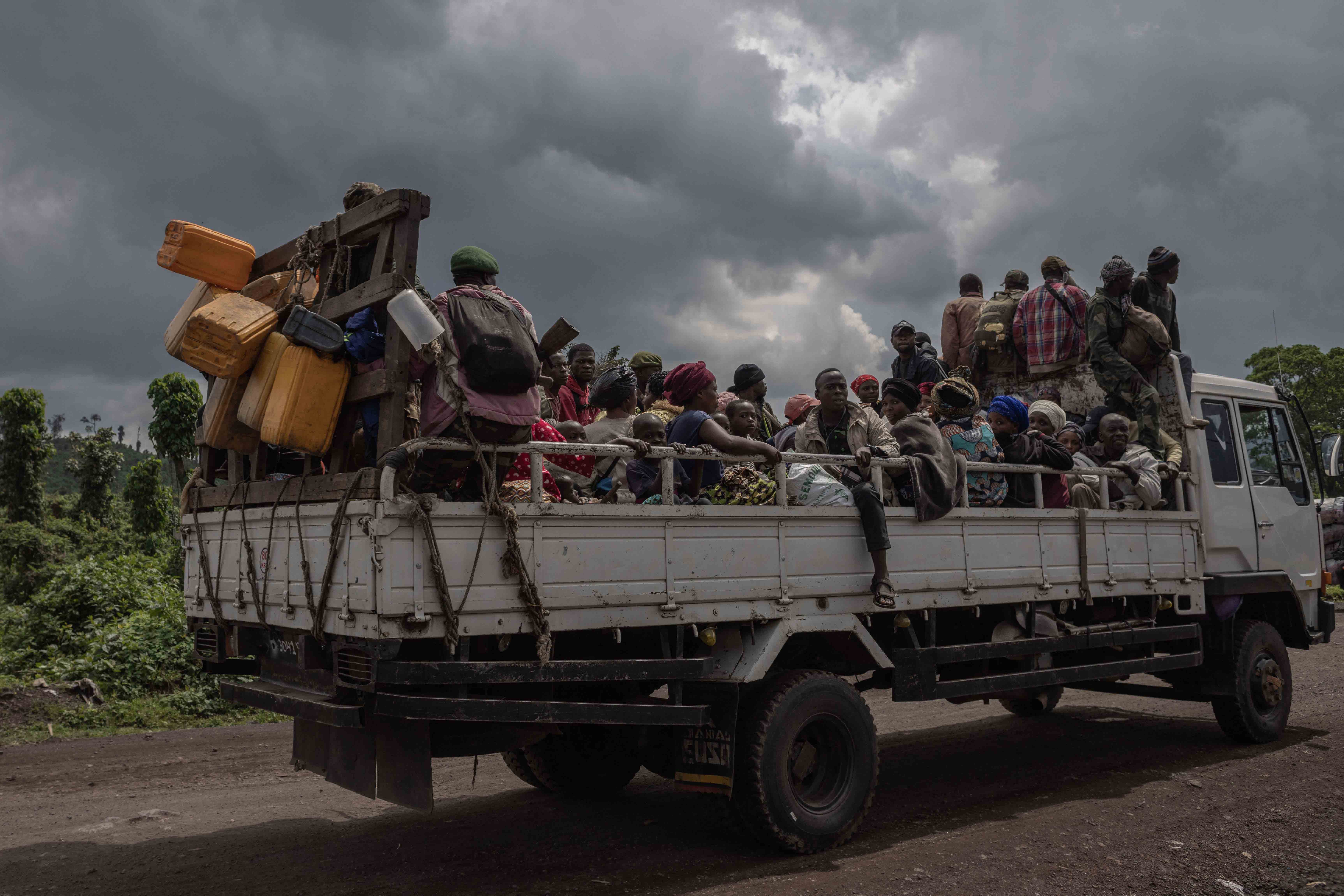 Un camion rempli de personnes est bloqué lors d'affrontements entre l'armée congolaise et les rebelles du M23 à Kibumba, à la périphérie de Goma, dans le Nord-Kivu, en République démocratique du Congo, le 1er juin 2022.