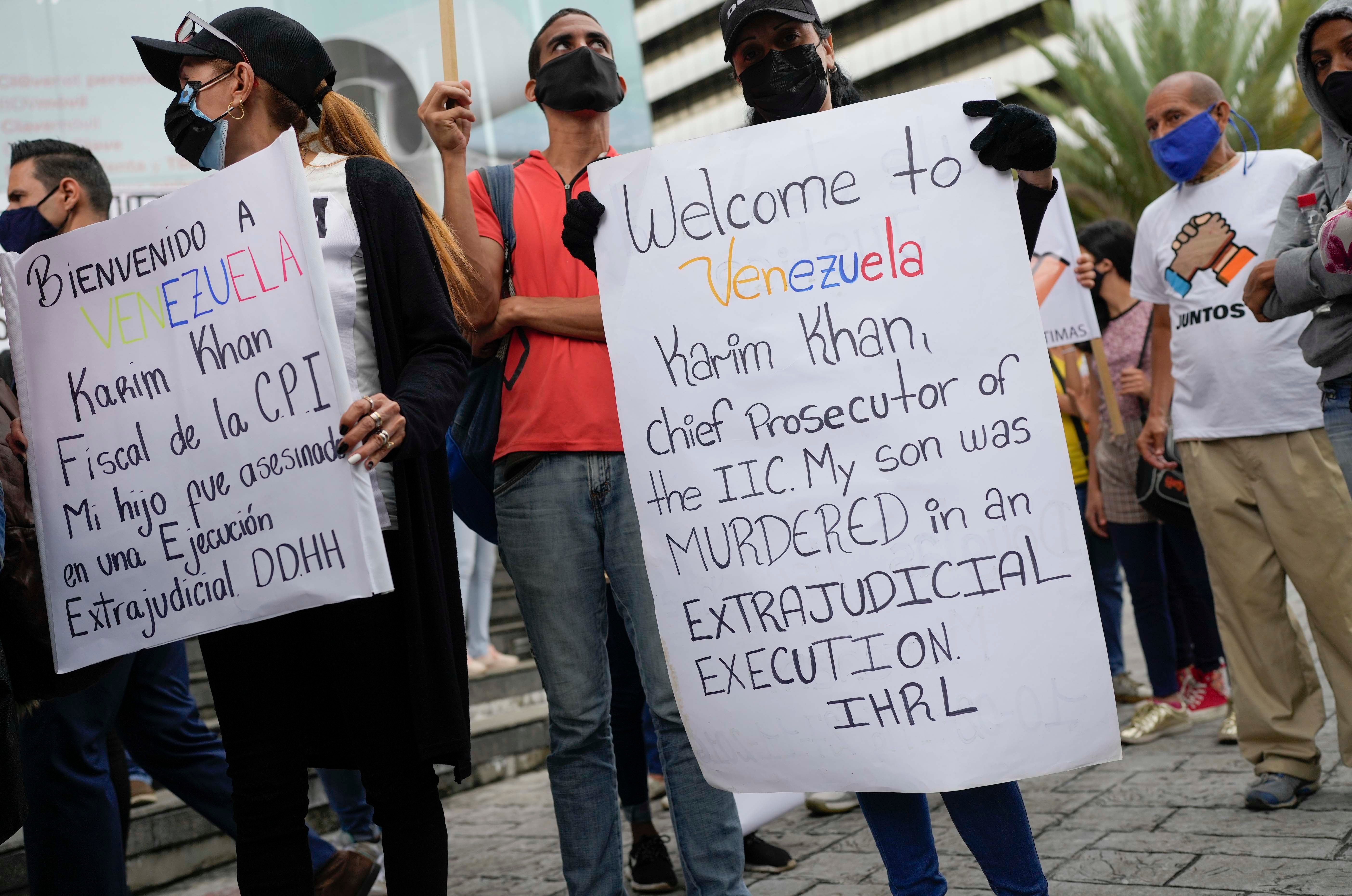 Los manifestantes dan la bienvenida a Karim Khan, fiscal de la Corte Penal Internacional, frente a la sede del Programa de las Naciones Unidas para el Desarrollo en Caracas, Venezuela, el 29 de octubre de 2021.