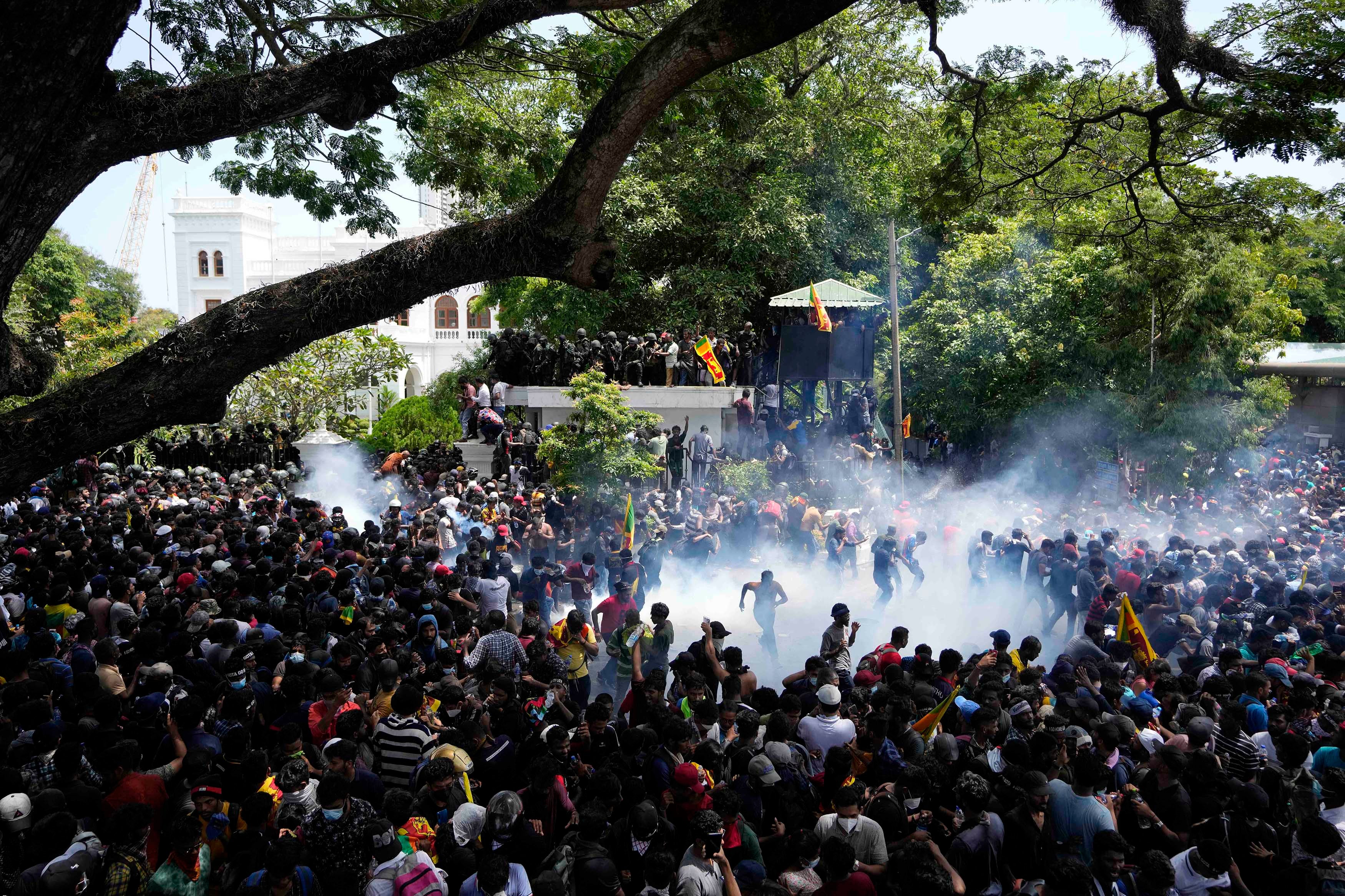 202207asia_srilanka_protesters