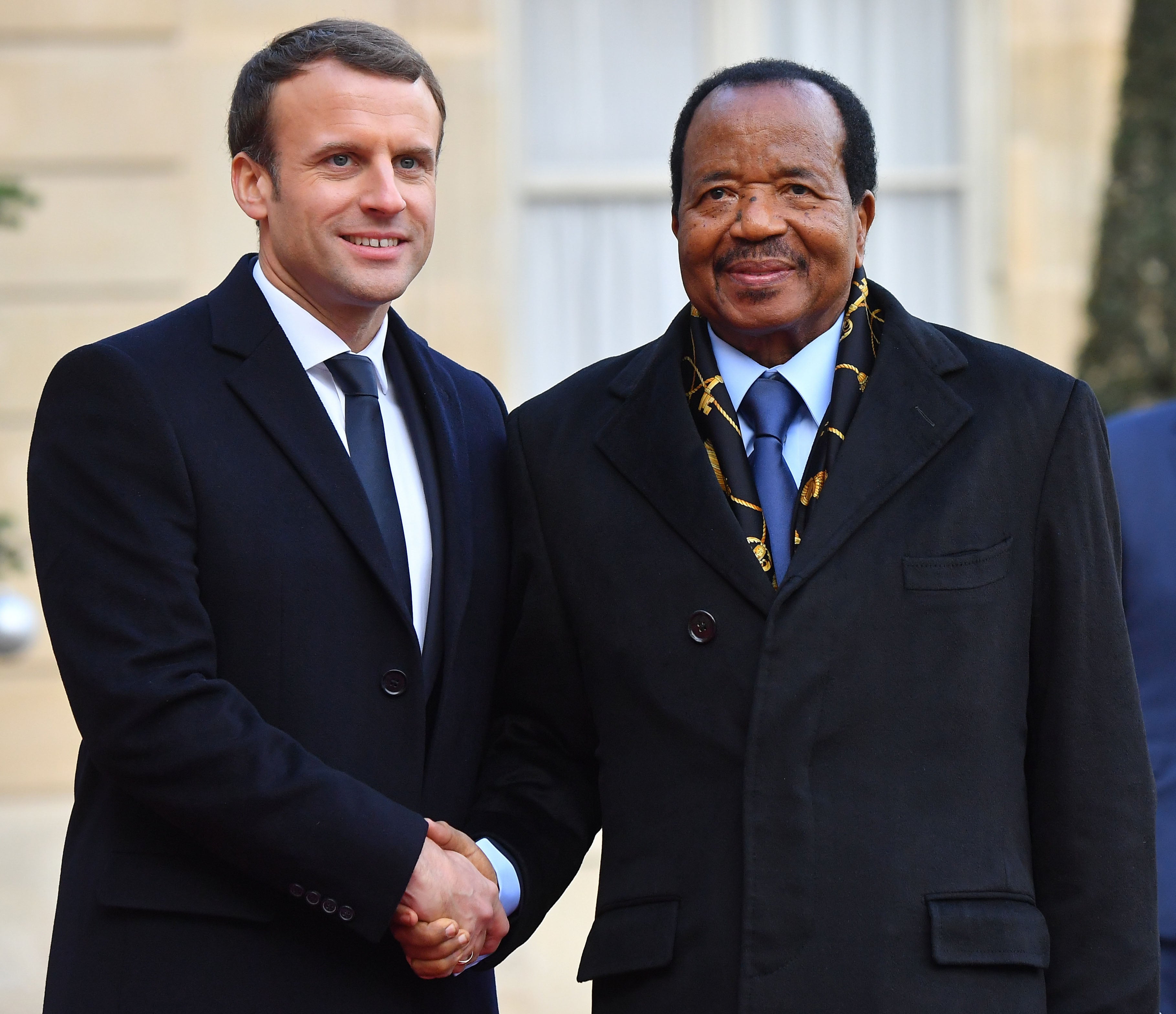 Le président français Emmanuel Macron salue le président camerounais Paul Biya au palais de l'Élysée à Paris, en France, le 12 décembre 2017, lors du One Planet Summit.