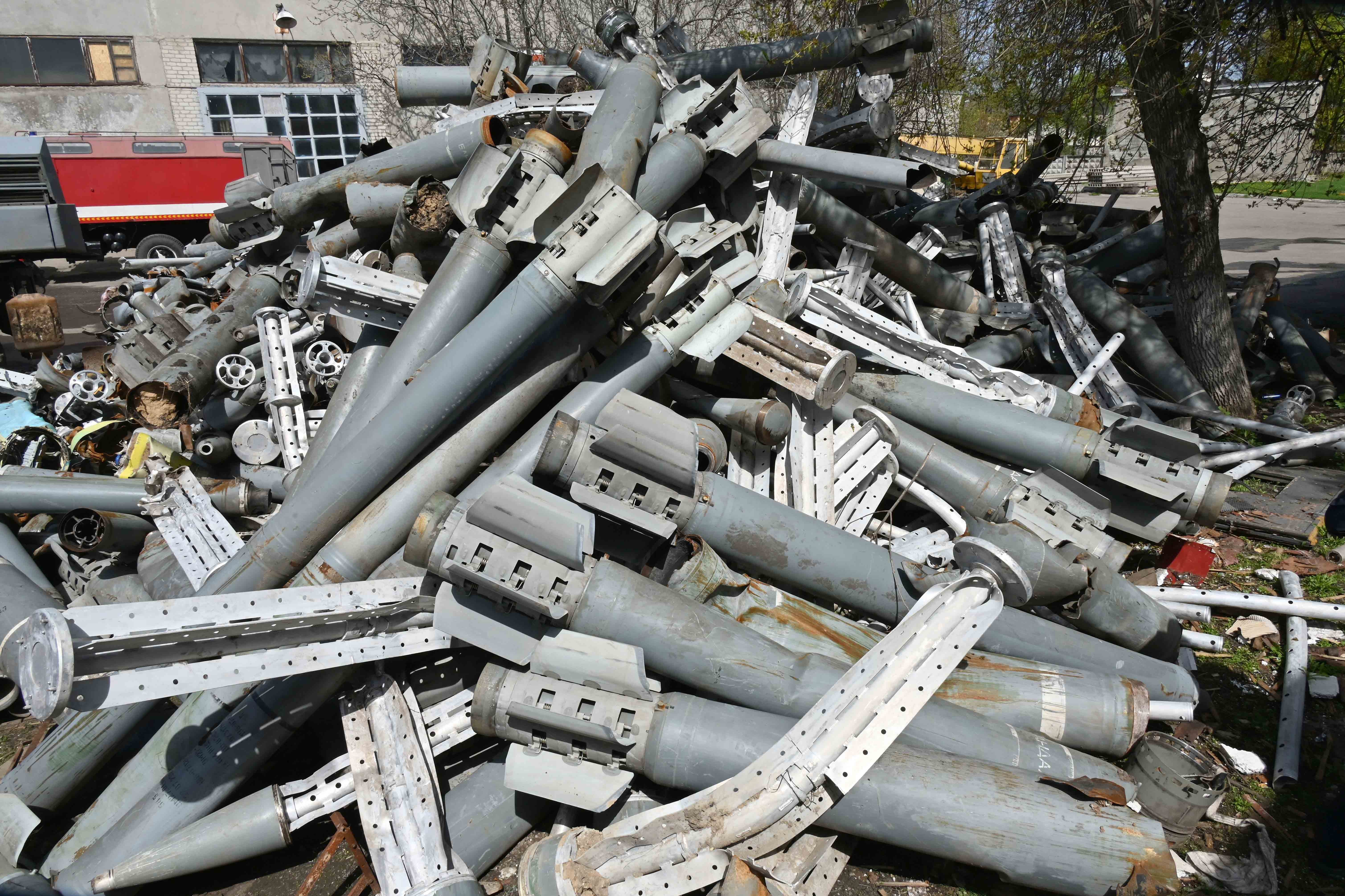Des débris de dizaines de roquettes à sous-munitions russes « Smerch » et « Uragan » récupérés par les Services d’urgence de l’État ukrainien à Kharkiv en avril 2022.  