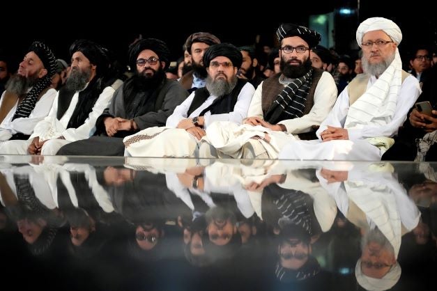 Líderes talibanes en una ceremonia