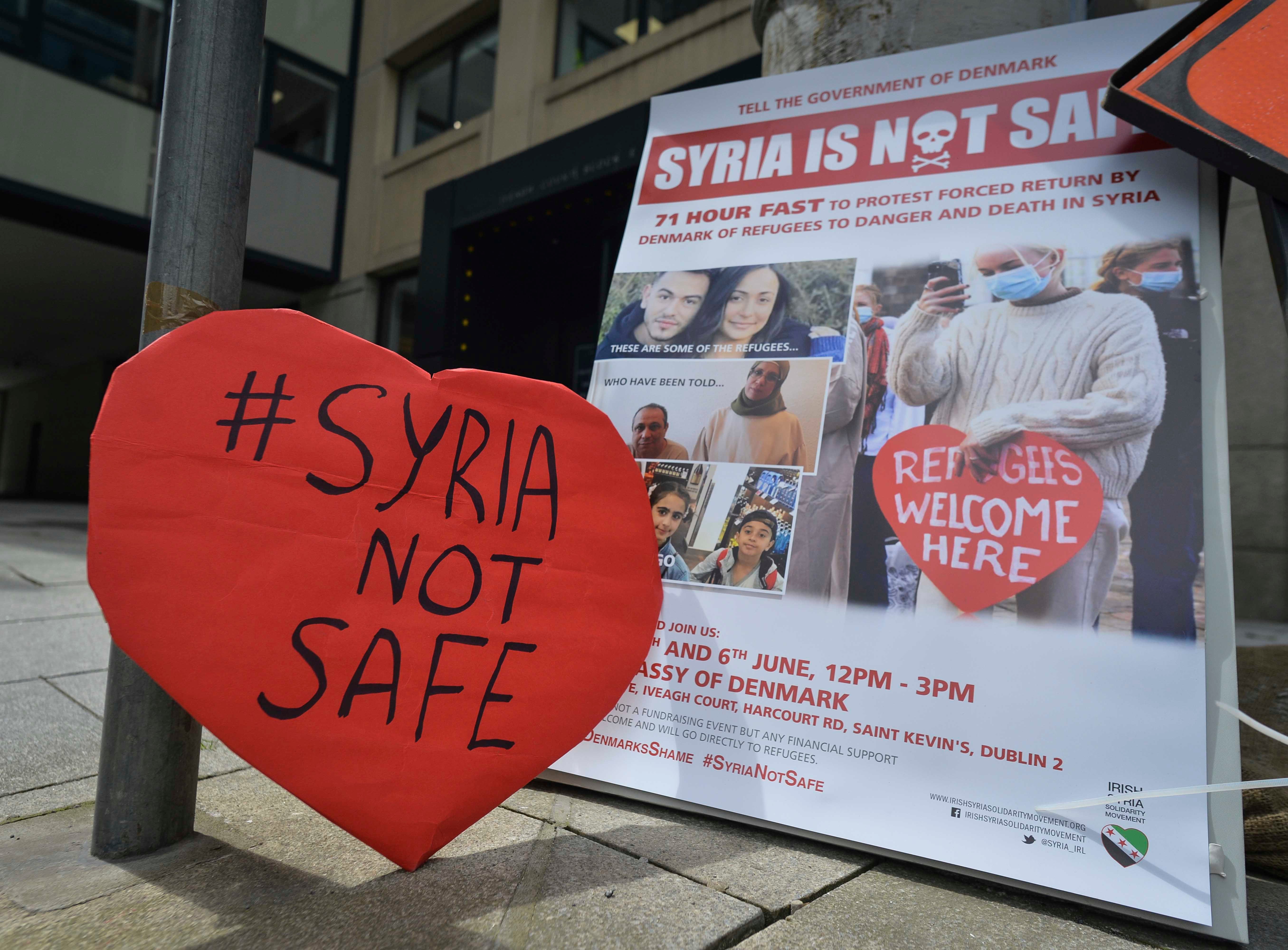 احتجاج لحركة التضامن الإيرلندية السورية أمام السفارة الدنماركية في 4 يونيو/حزيران 2021 في دبلن، إيرلندا. 