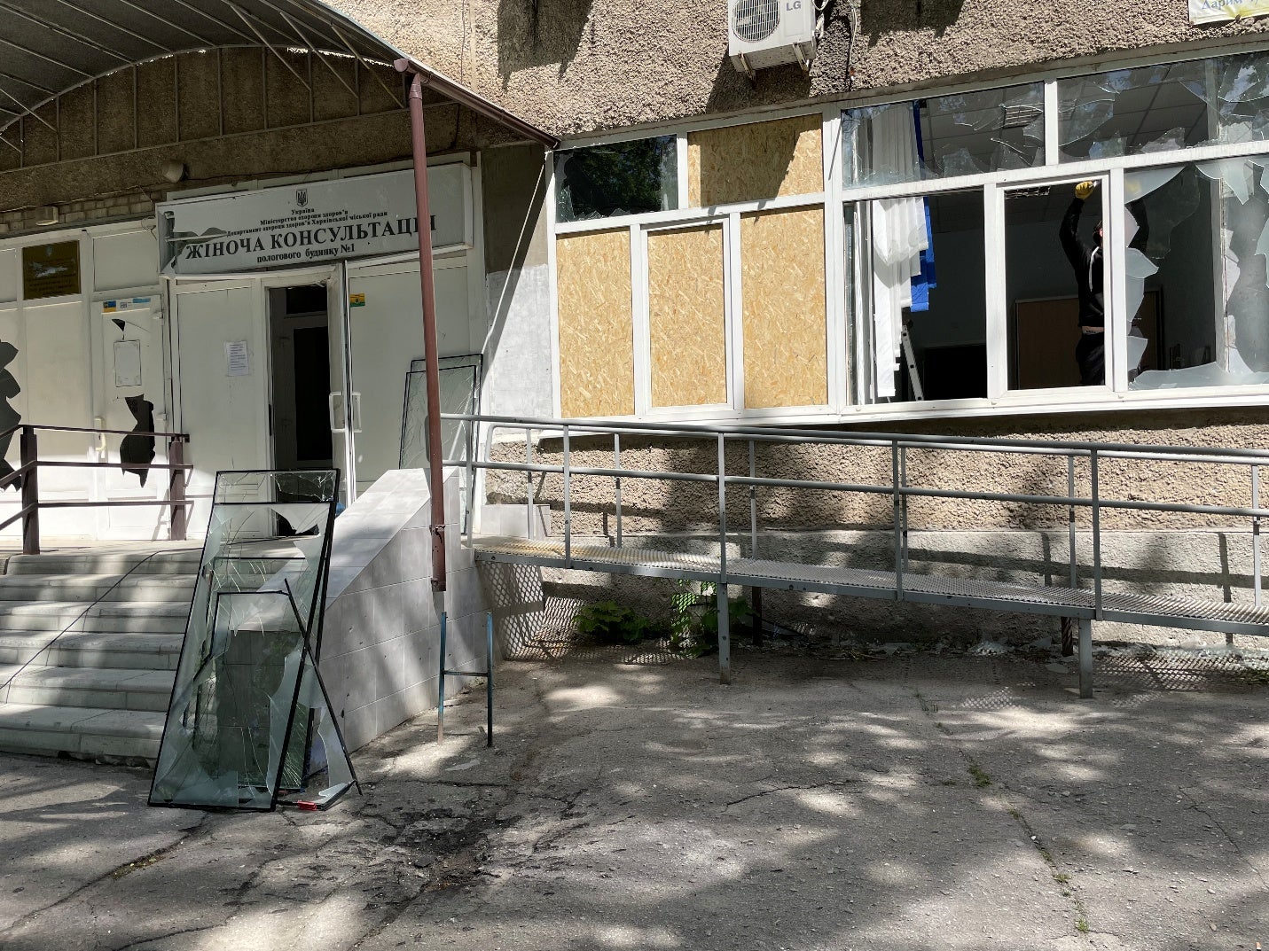 La façade endommagée de l’aile « Services ambulatoires pour femmes » de la Maternité n ° 1 de Kharkiv, dans l’est de l’Ukraine, suite à l’attaque menée le 23 mai 2022 par les forces russes qui ont largué au moins une douzaine de sous-munitions dans le quartier peuplé où se situe cette clinique. Des traces d’impact d'une sous-munition étaient visibles sur le sol, dans cette photo prise le 27 mai 2022.