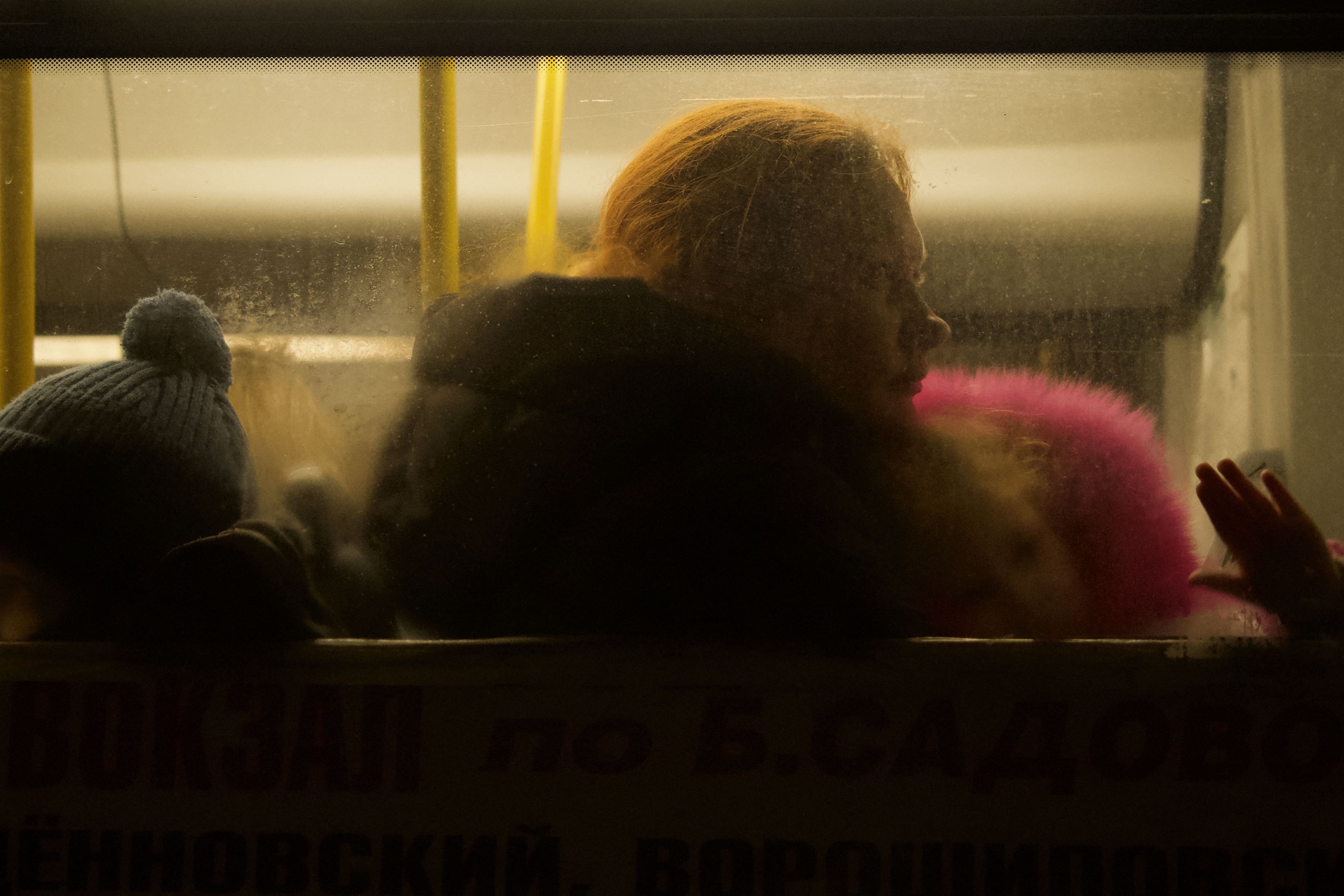 乌克兰平民挤在巴士上，从 “顿涅茨克人民共和国” 被转移到俄罗斯塔甘罗格（Taganrog），2022年2月。