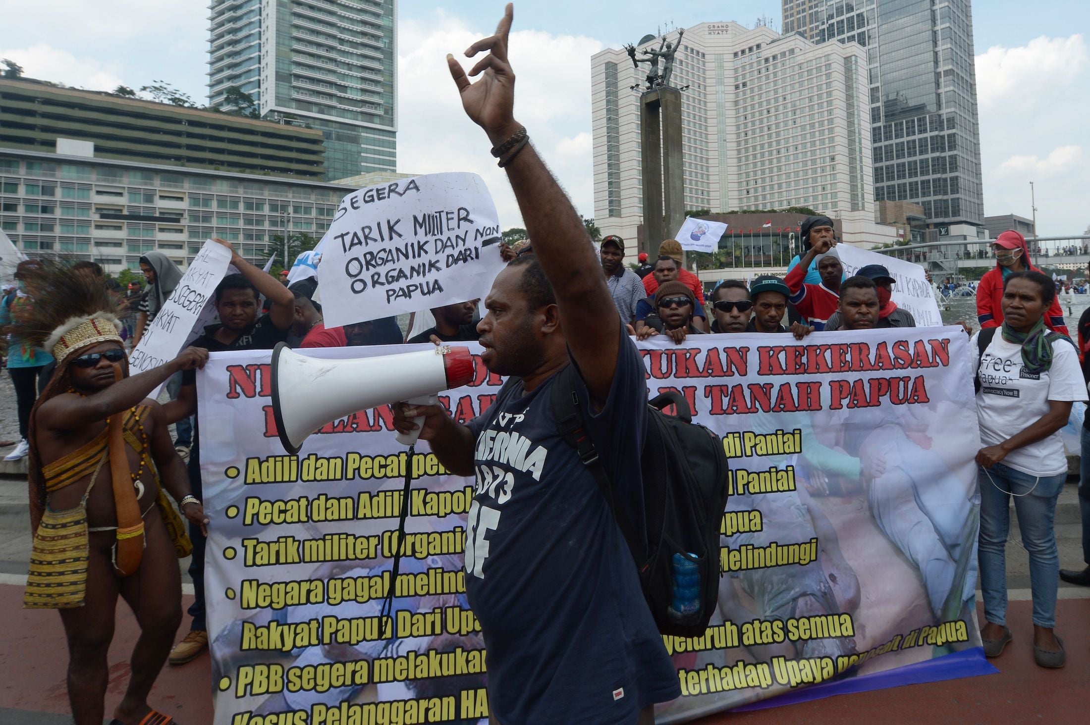 Papuan activists protest the killing of teenagers in Enarotali, at the Hotel Indonesia roundabout in Jakarta, December 10, 2014.