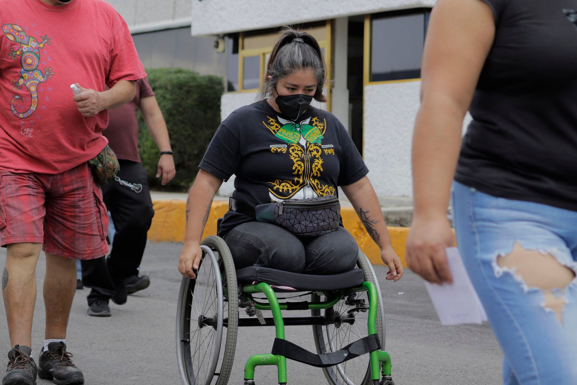 Una mujer con discapacidad circula en su silla de ruedas en una calle de Iztapalapa, en Ciudad de México, en junio de 2021.