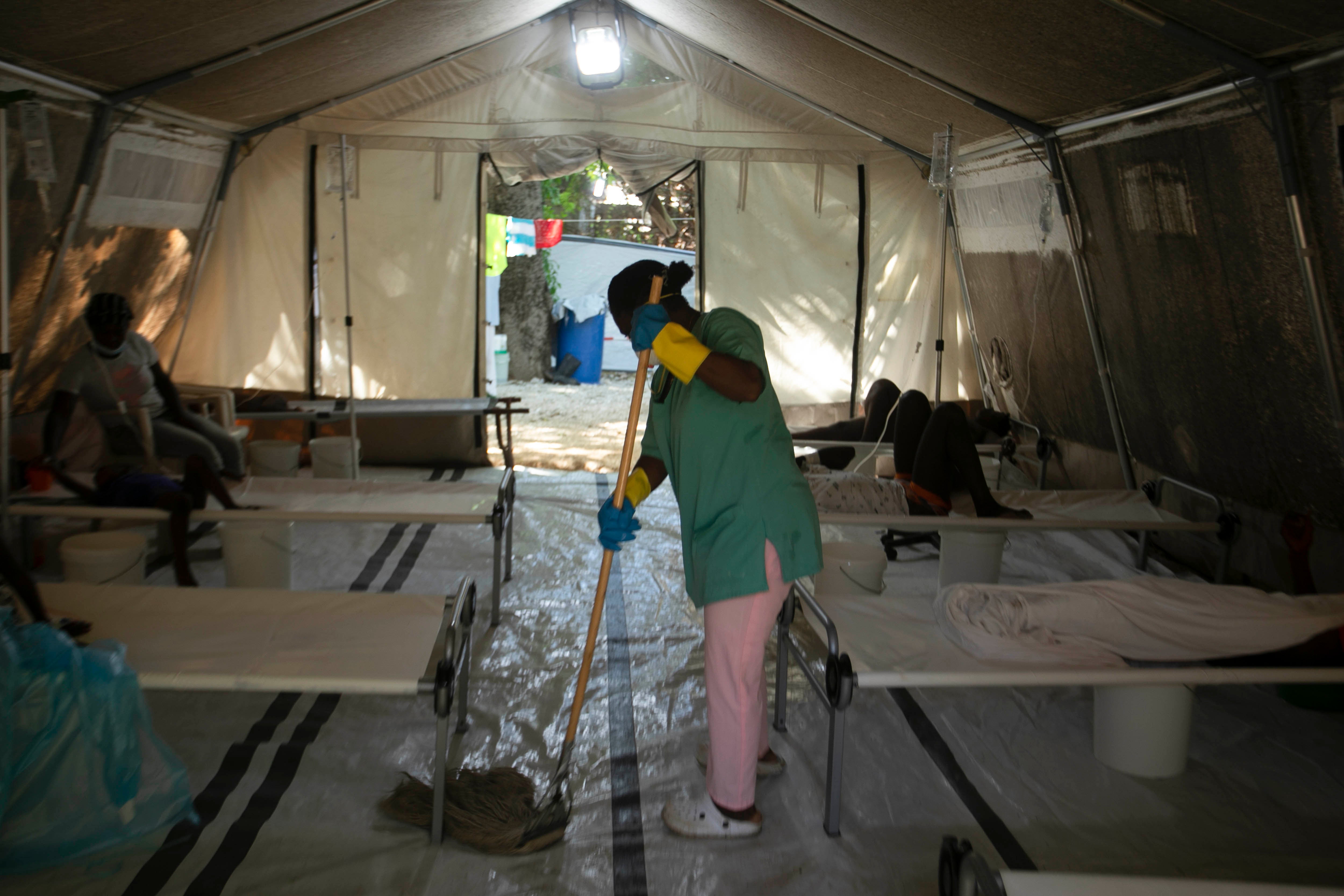 L'intérieur d'une tente où des personnes souffrant de symptômes de choléra sont soignées, dans l’enceinte d’une clinique dirigée par Médecins sans frontières à Port-au-Prince, Haïti, et photographiée le 7 octobre 2022.