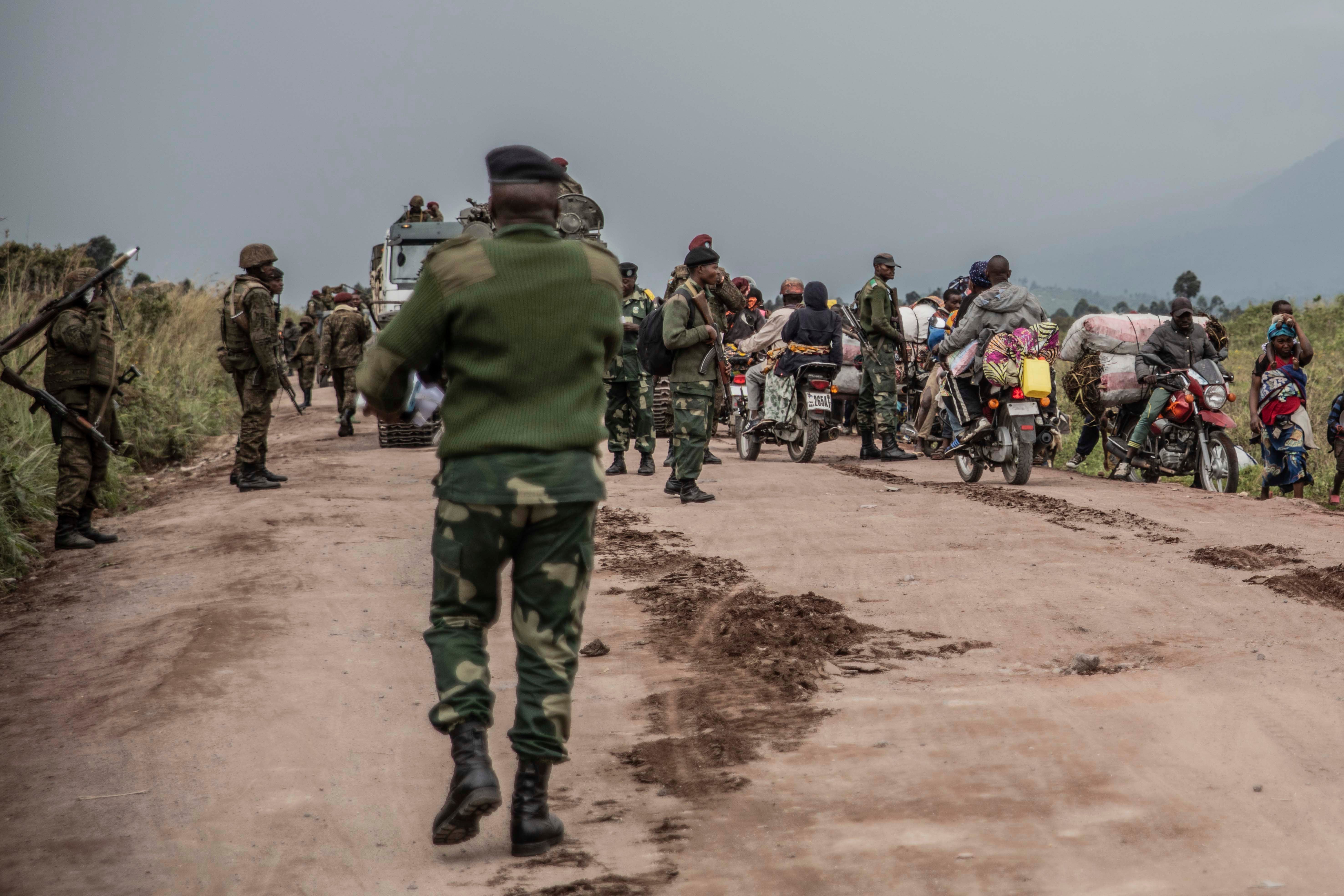 Des personnes fuient les combats entre les forces congolaises et les rebelles du M23 près de Kibumba au Nord-Kivu, en République démocratique du Congo, le 24 mai 2022.