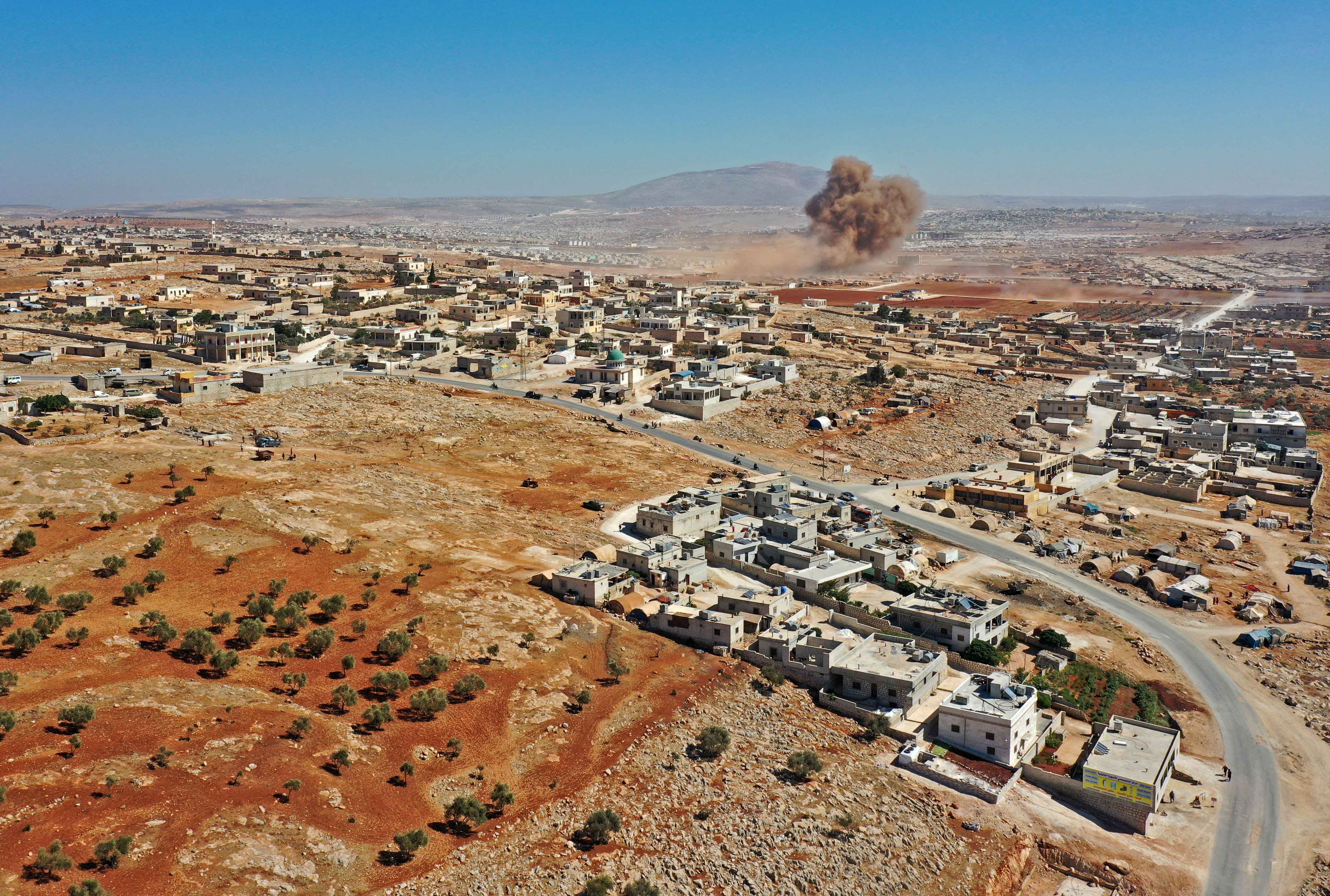 De la fumée s’élevait après des frappes aériennes russes menées près du point de passage de Bab al-Hawa (Cilvegözü) en Syrie, à la frontière avec la Turquie, le 27 septembre 2022, selon des informations fournies par des correspondants de l’AFP et par l’Observatoire des droits de l’homme en Syrie (basé en Grande-Bretagne). 