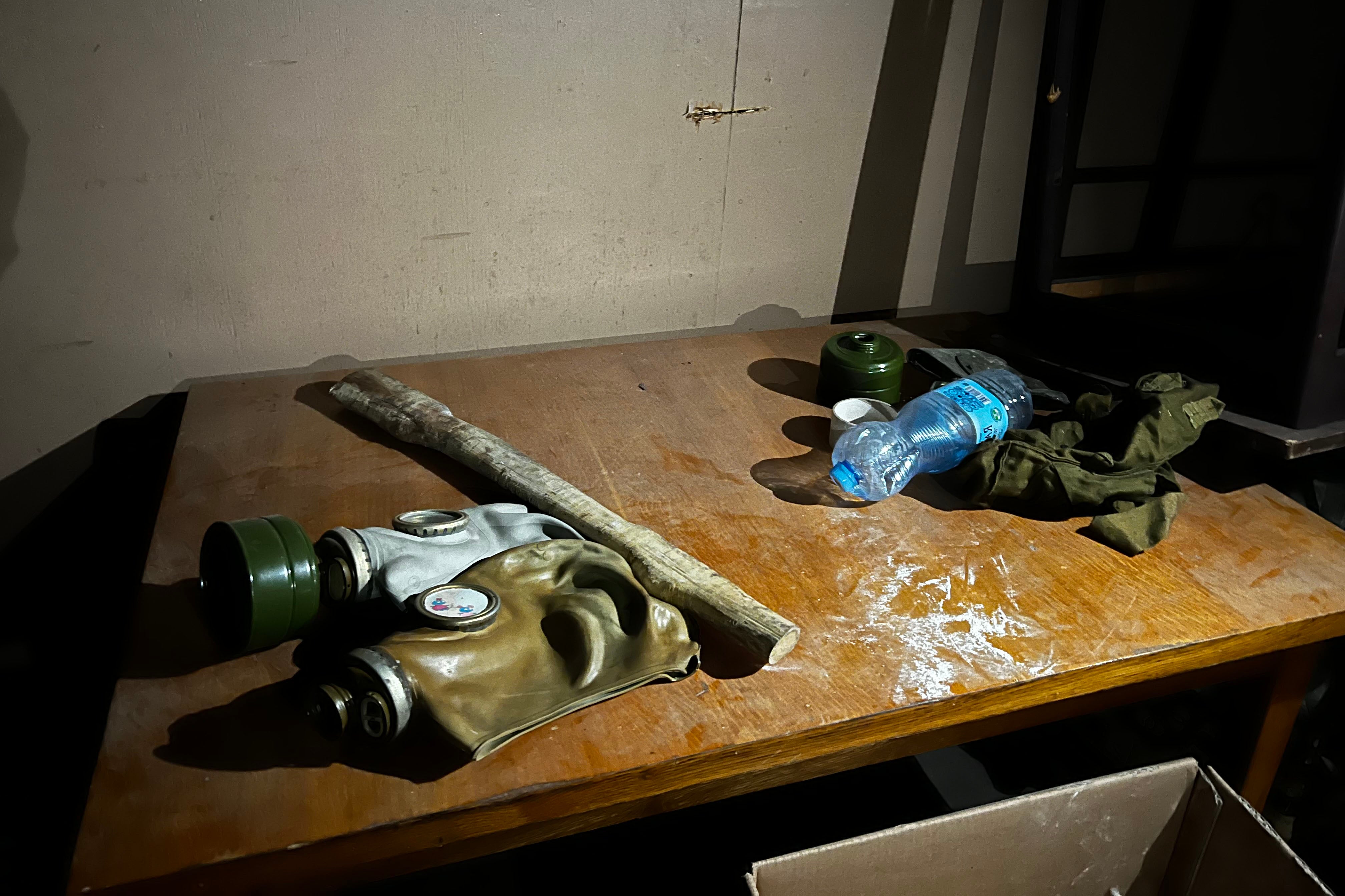 Des masques à gaz abandonnés dans une pièce au sous-sol du Poste de police central d’Izioum, en Ukraine, où les forces russes ont détenu et torturé plusieurs personnes. Deux hommes détenus dans cette pièce ont déclaré que leurs ravisseurs leur imposaient le port d’un masque à gaz pour étouffer leurs cris quand ils subissaient des mauvais traitements. Photo prise le 23 septembre 2022. 