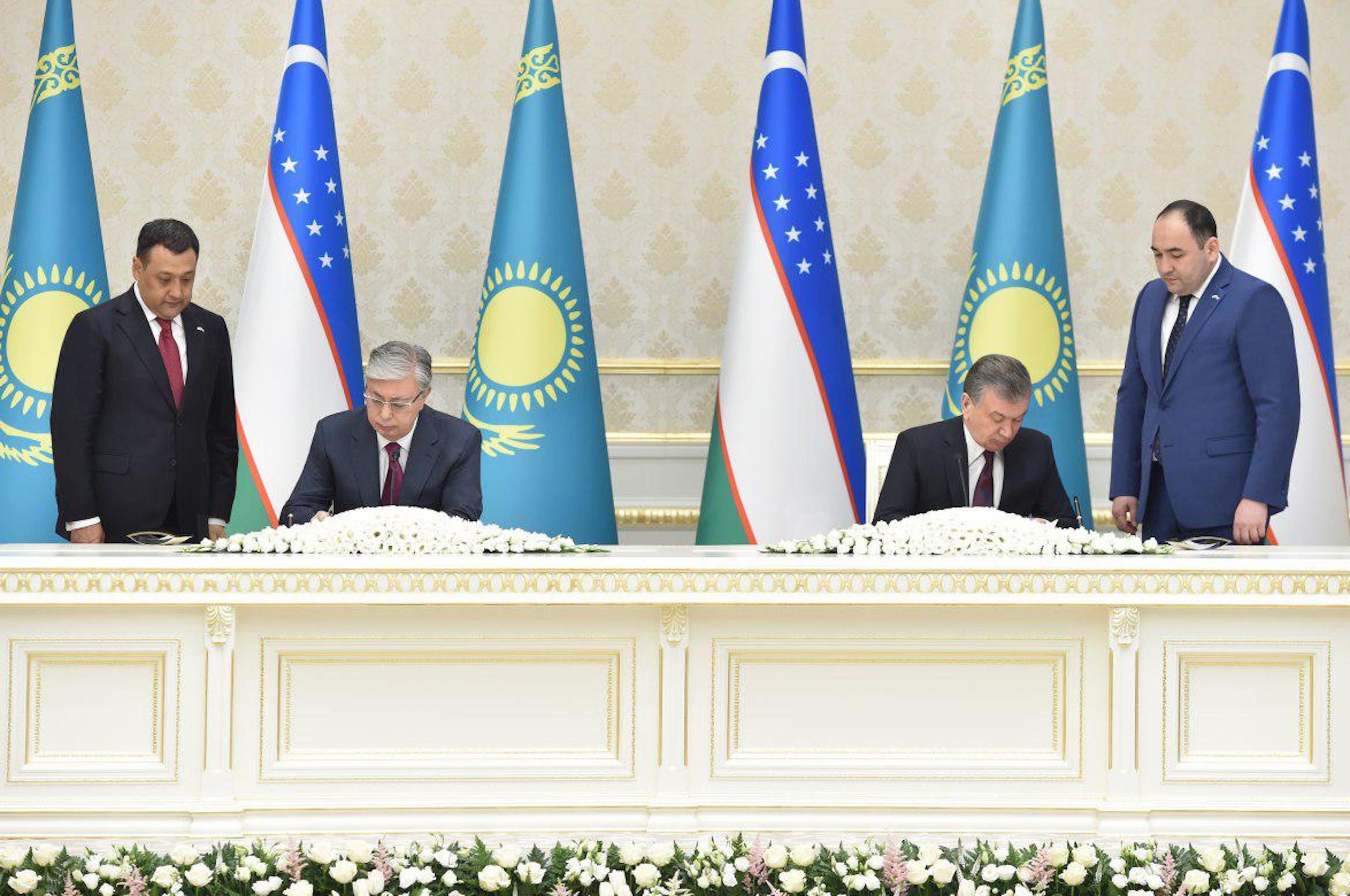 President Kassymjomar Tokayev of Kazakhstan and Uzbekistani President Shavkat Mirziyev sign a bilateral agreement in Tashkent on April 15, 2019. 