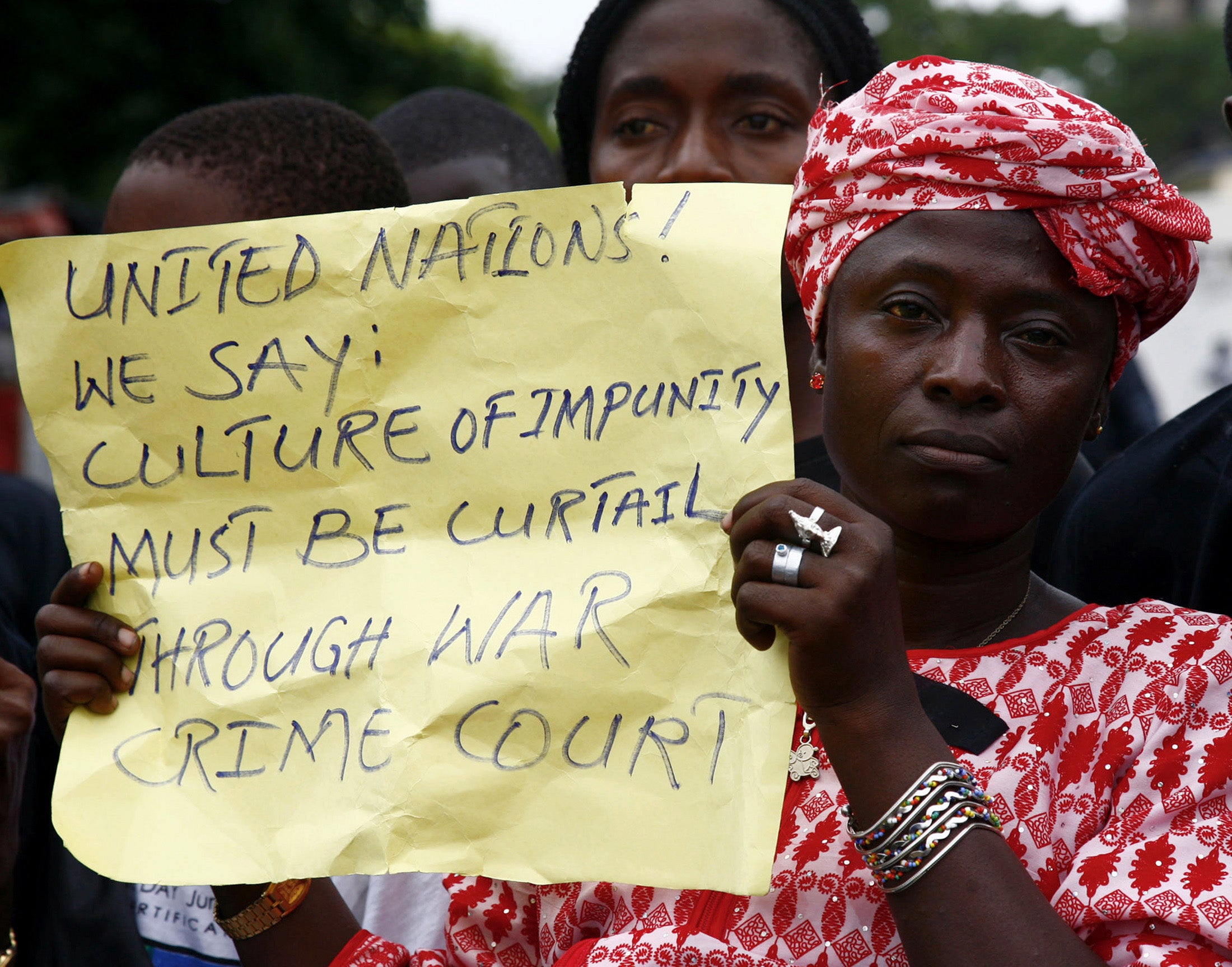 Cette femme tenait une affiche manuscrite appelant à la création d’un Tribunal chargé de juger des crimes de guerre au Liberia (et à la fin de la culture de l’impunité), lors d'une manifestation pacifique dans la capitale Monrovia, à l’occasion da visite du Secrétaire général de l'ONU, Kofi Annan