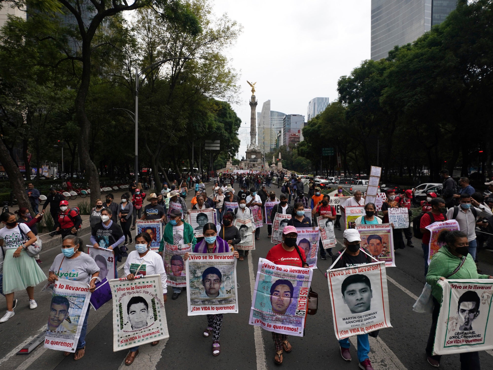 Familias y amigos marchan en la Ciudad de México para exigir justicia para los 43 estudiantes de Ayotzinapa, en el octavo aniversario de su desaparición