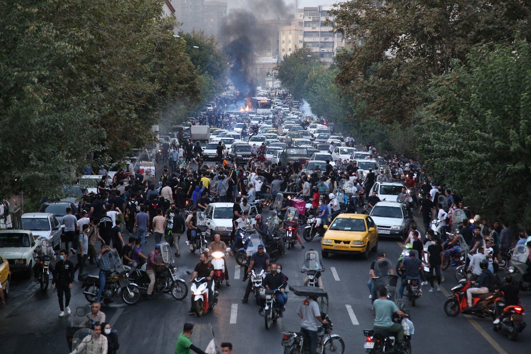 Iranische Demonstrant*innen auf den Straßen der Hauptstadt Teheran am 21. September 2022, während eines Protests für Mahsa Amini, die wenige Tage zuvor in Polizeigewahrsam gestorben war. 