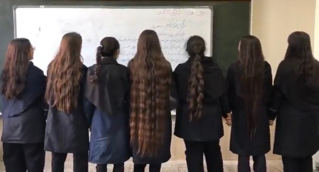 202210mena_iran_schoolgirls_classroom