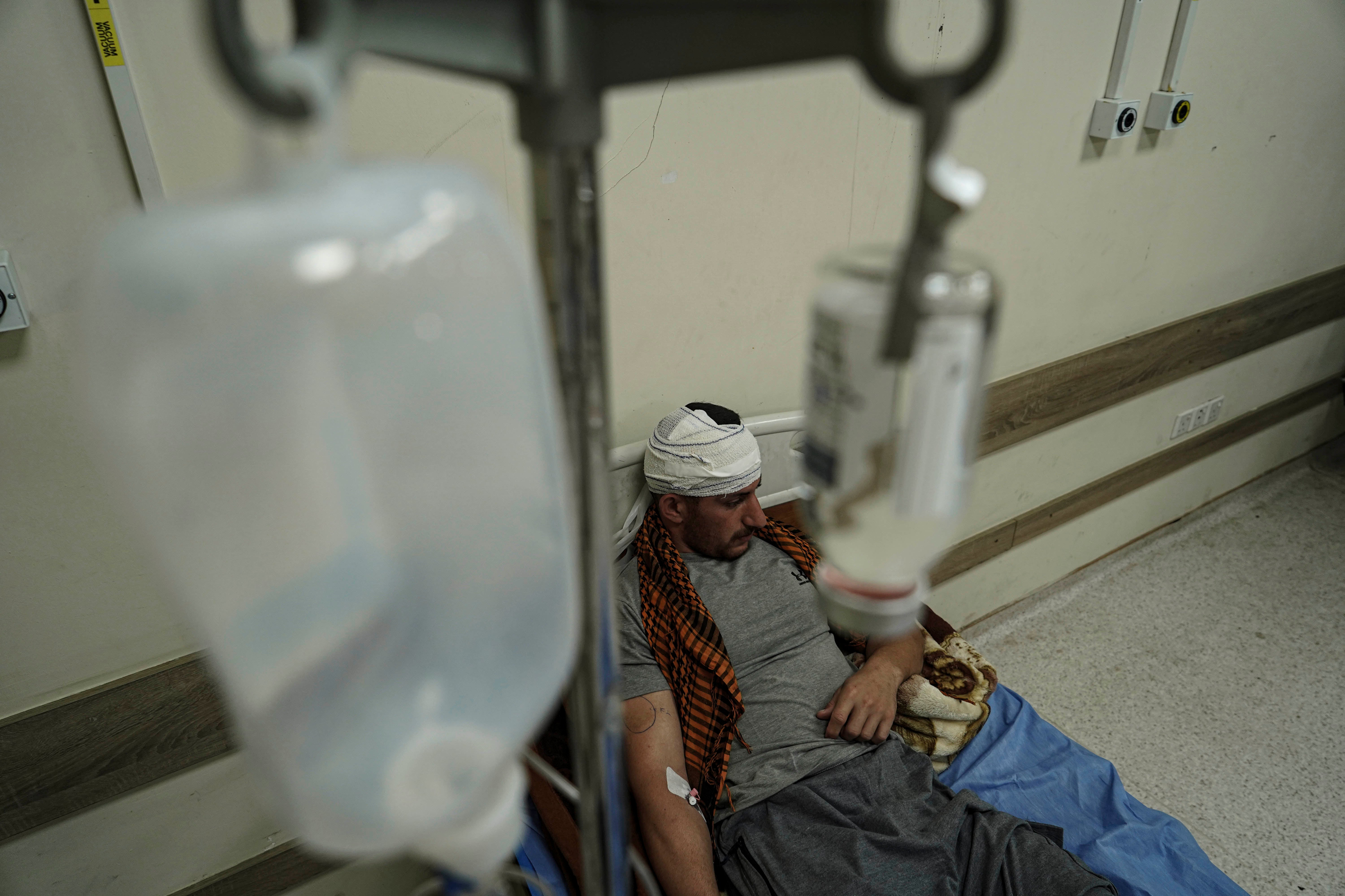 عضوی از یک حزب اپوزیسیون ایرانی مستقر در اقلیم کردستان عراق، مجروح بر تخت بیمارستان در پی حملات هوایی ایران، ۲۸ سپتامبر ۲۰۲۲.