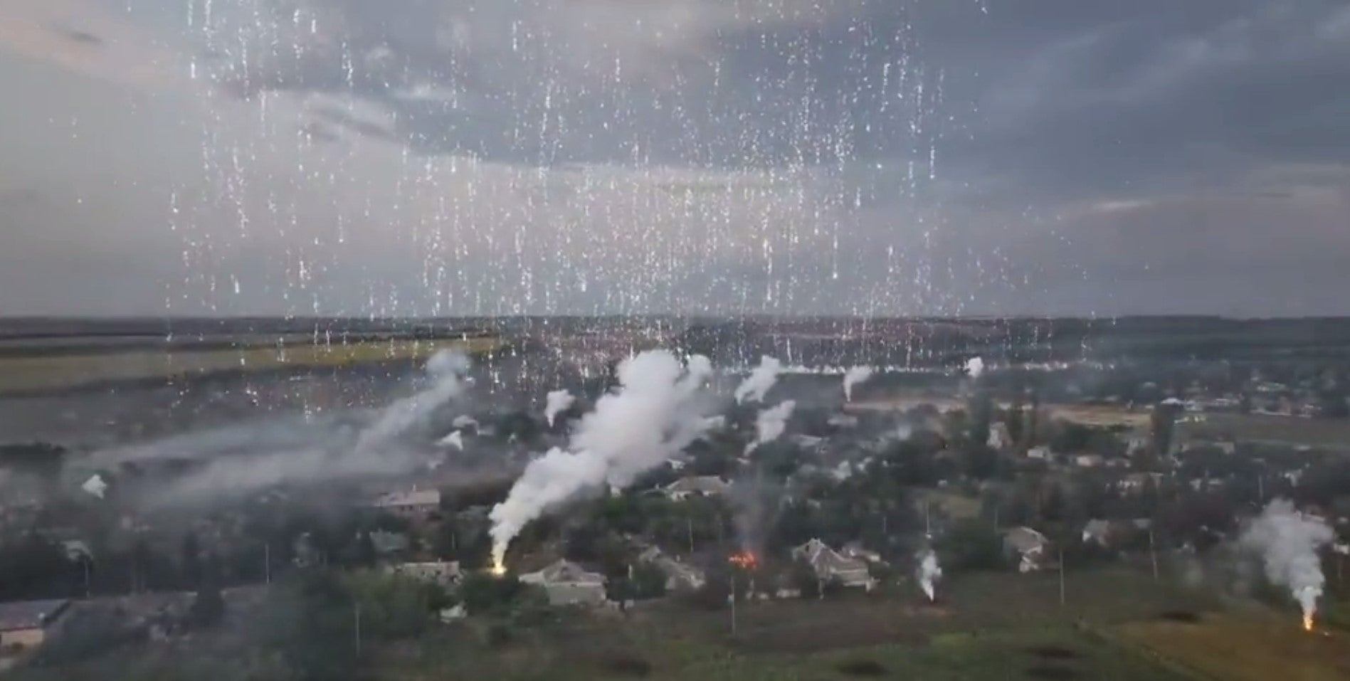 Une multitude d’armes incendiaires tirées sur la ville de Bakhmut, dans la région de Donetsk en Ukraine, le 1er novembre 2022.