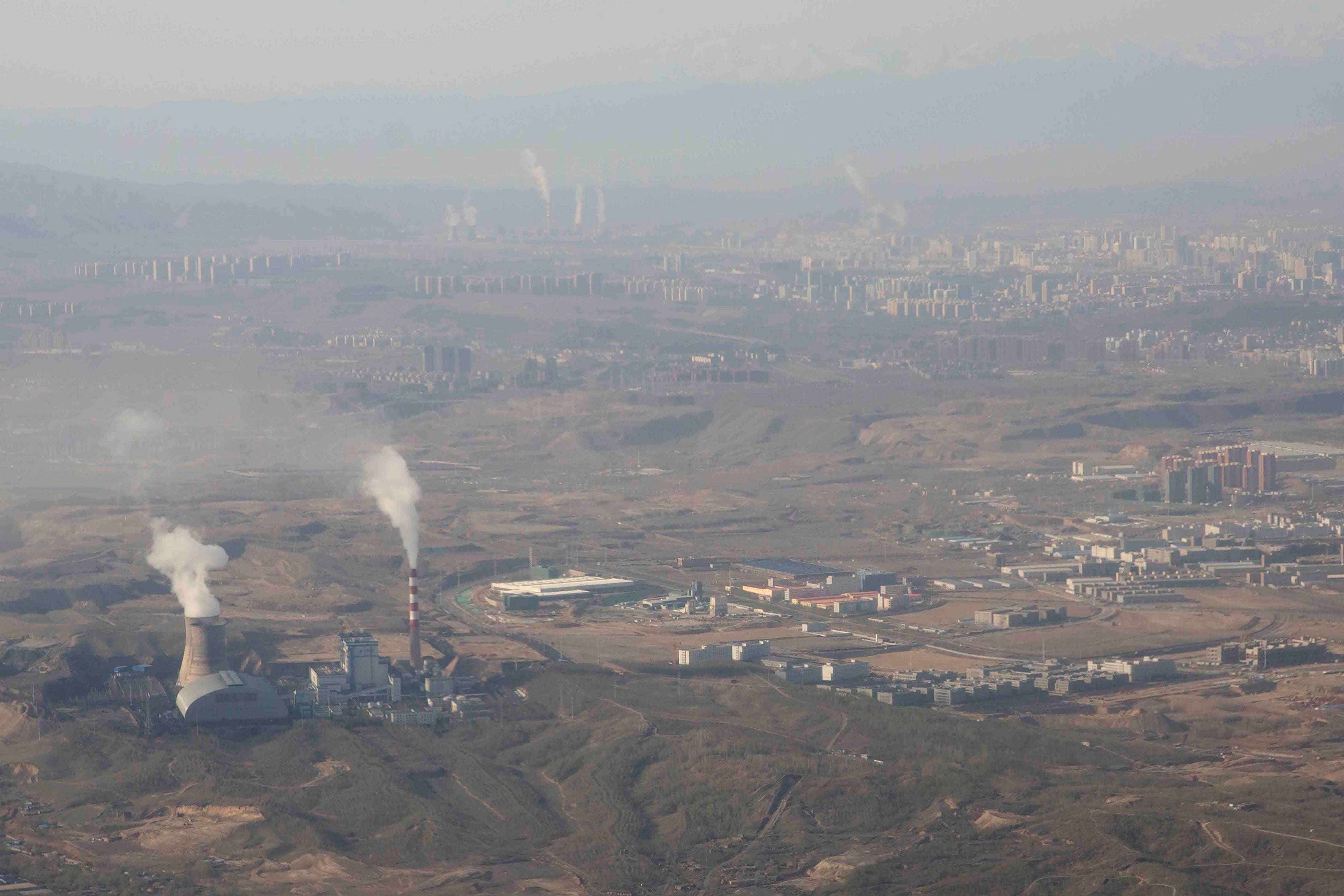 中國新疆維吾爾自治區烏魯木齊熱電廠燃煤發電產生的濃煙與蒸氣，2021年4月21日。
