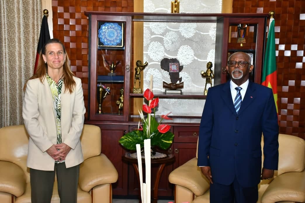 Kameruns Außenminister, Lejeune Mbella Mbella, und Staatsministerin im Auswärtigen Amt, Katja Keul, in Yaoundé, Kamerun, Oktober 2022.