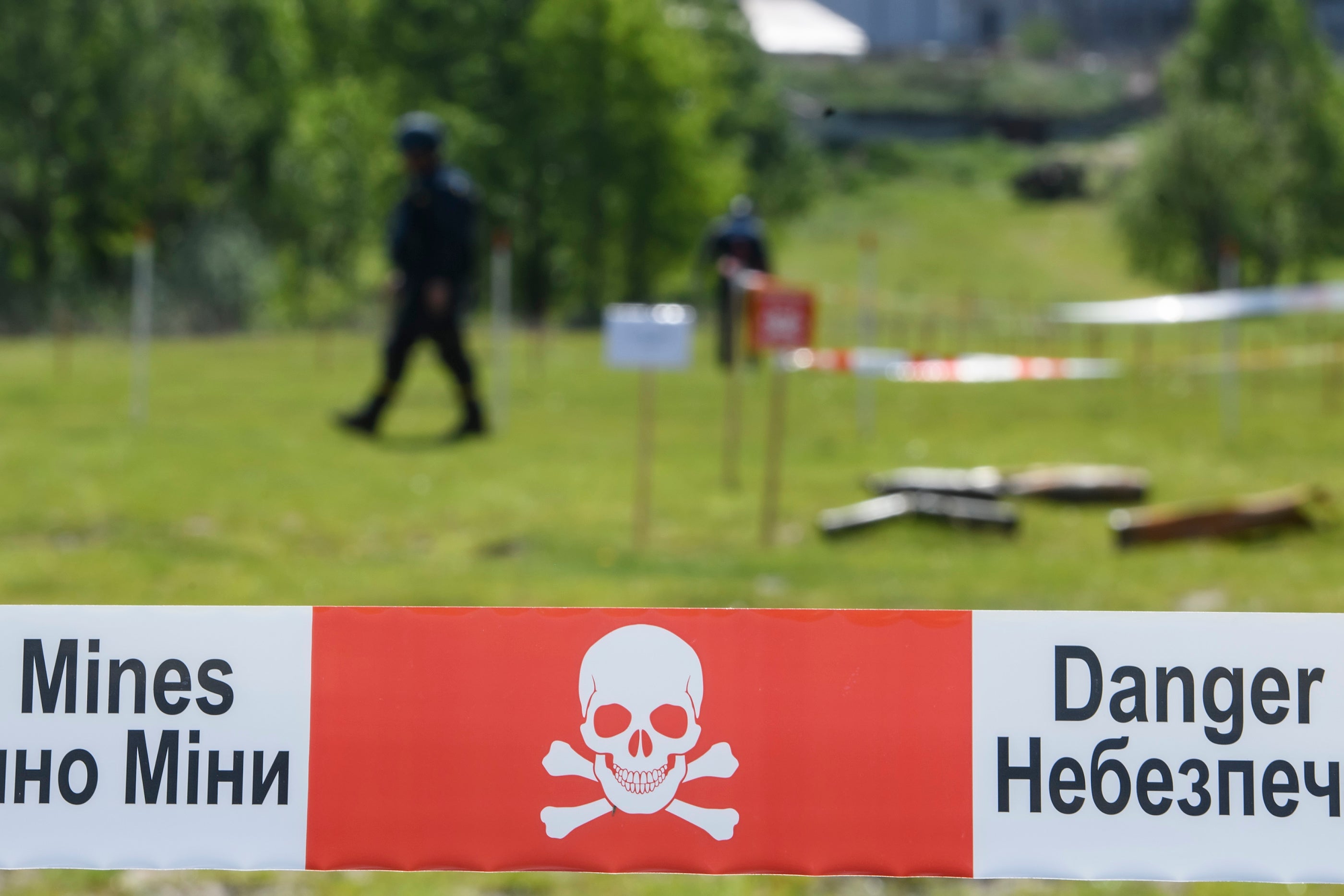 烏克蘭國家緊急狀態服務處的特種除雷小組正在執行掃除地雷任務，基輔州荷侖卡（Horenka）村，2022年5月27日。