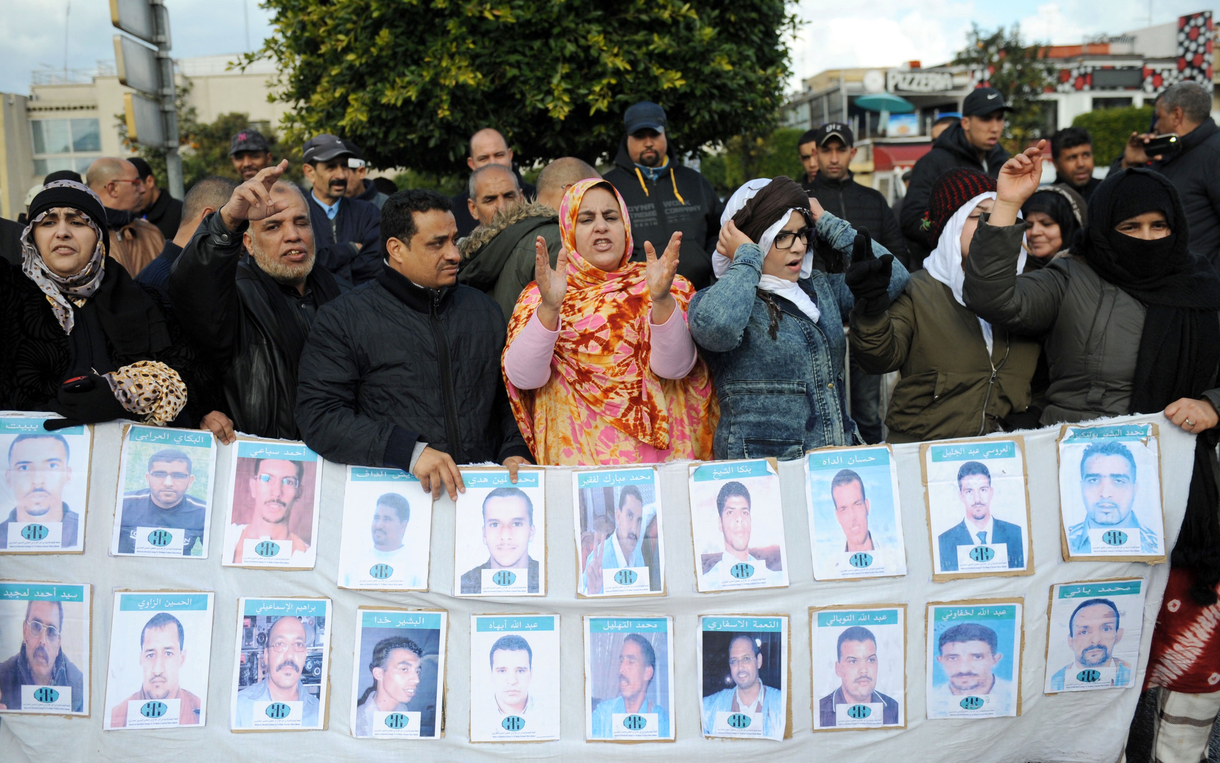 Manifestantes apoyan a los acusados de Gdeim Izik en su juicio en Rabat el 23 de enero de 2017.