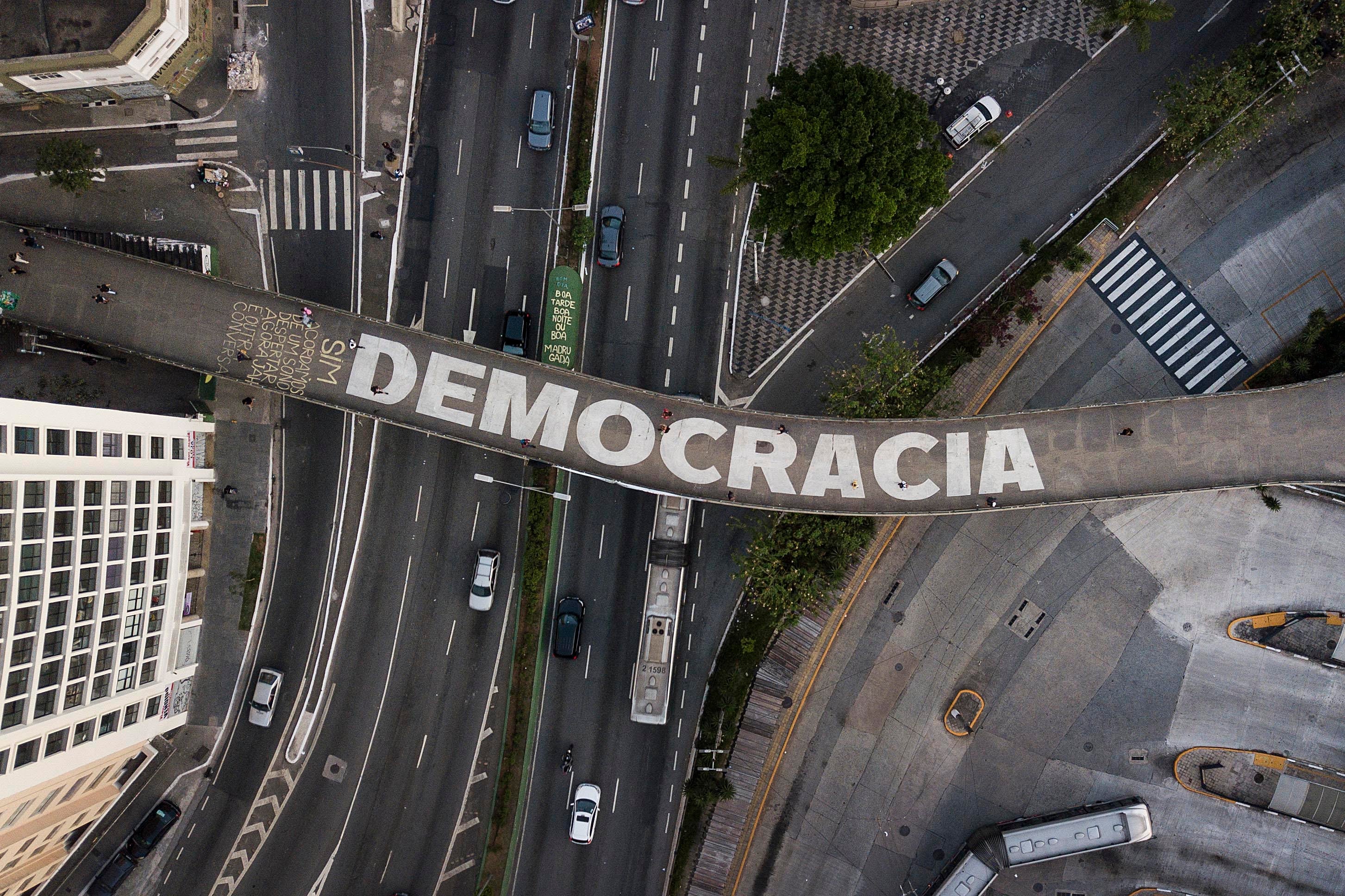 La palabra “democracia” en un puente peatonal en São Paulo, Brasil, 26 de octubre de 2022.