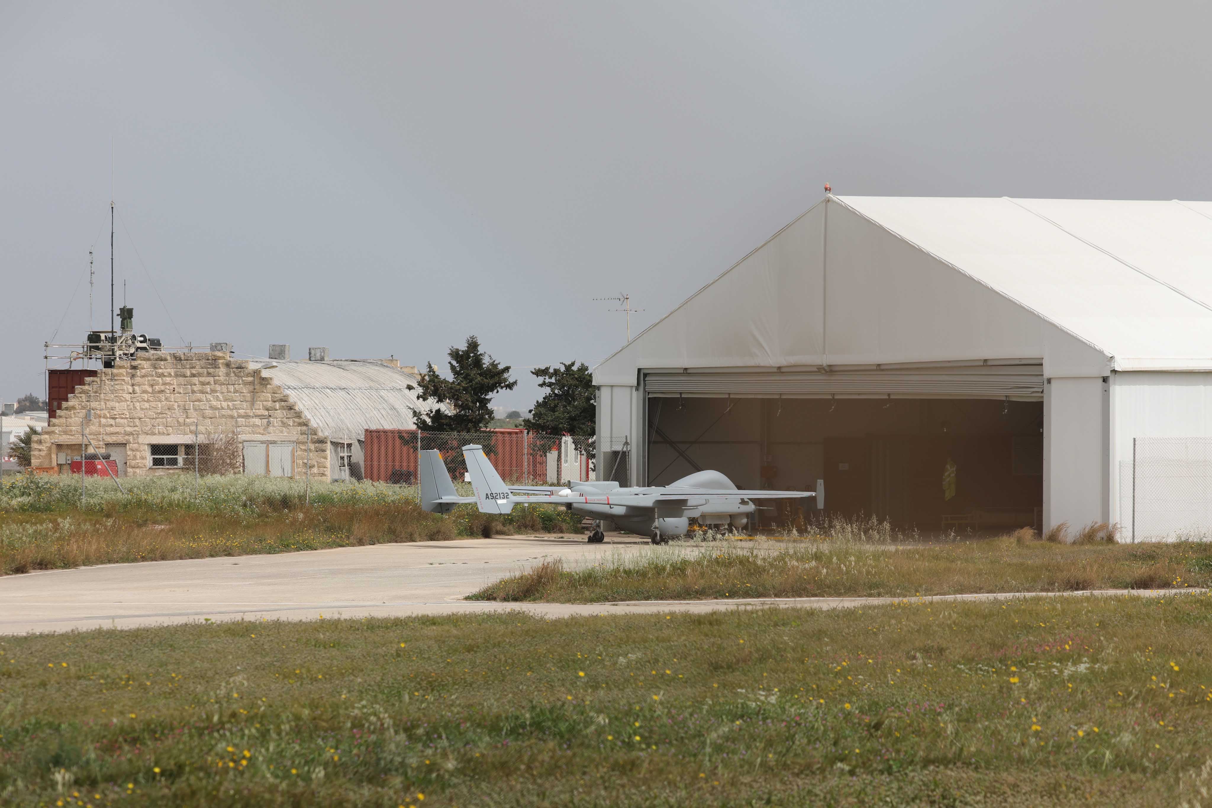 Le drone utilisé par l’agence européenne Frontex pour effectuer une surveillance aérienne de la partie centrale de la mer Méditerranée, garé devant un hangar à l'aéroport international de Malte. 