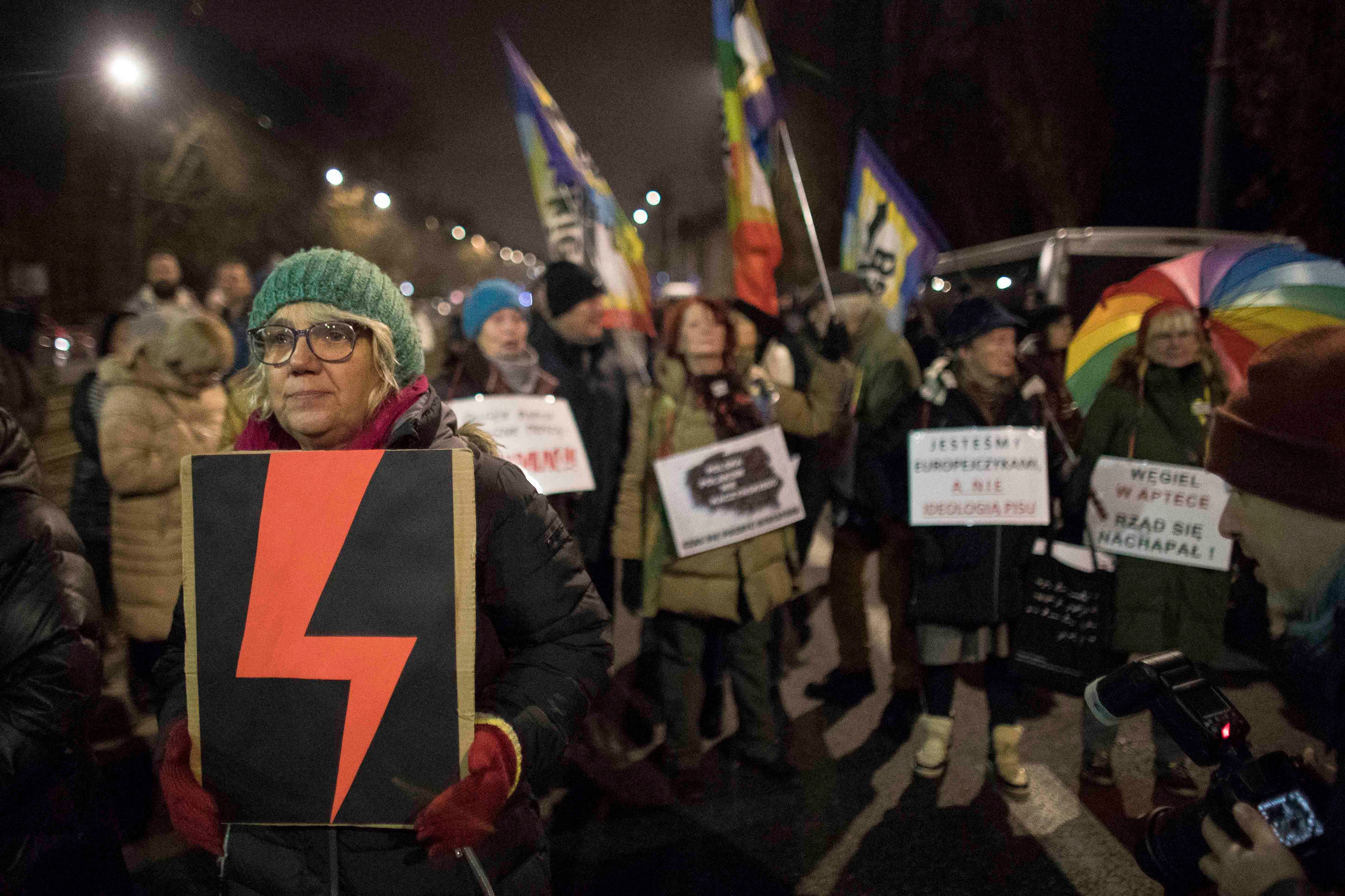 Une manifestante tenait une pancarte montrant un éclair rouge, devenu un symbole des droits des femmes en Pologne, lors d’un rassemblement tenu à Varsovie pour protester contre l'érosion de ces droits dans ce pays, le 28 novembre 2022.