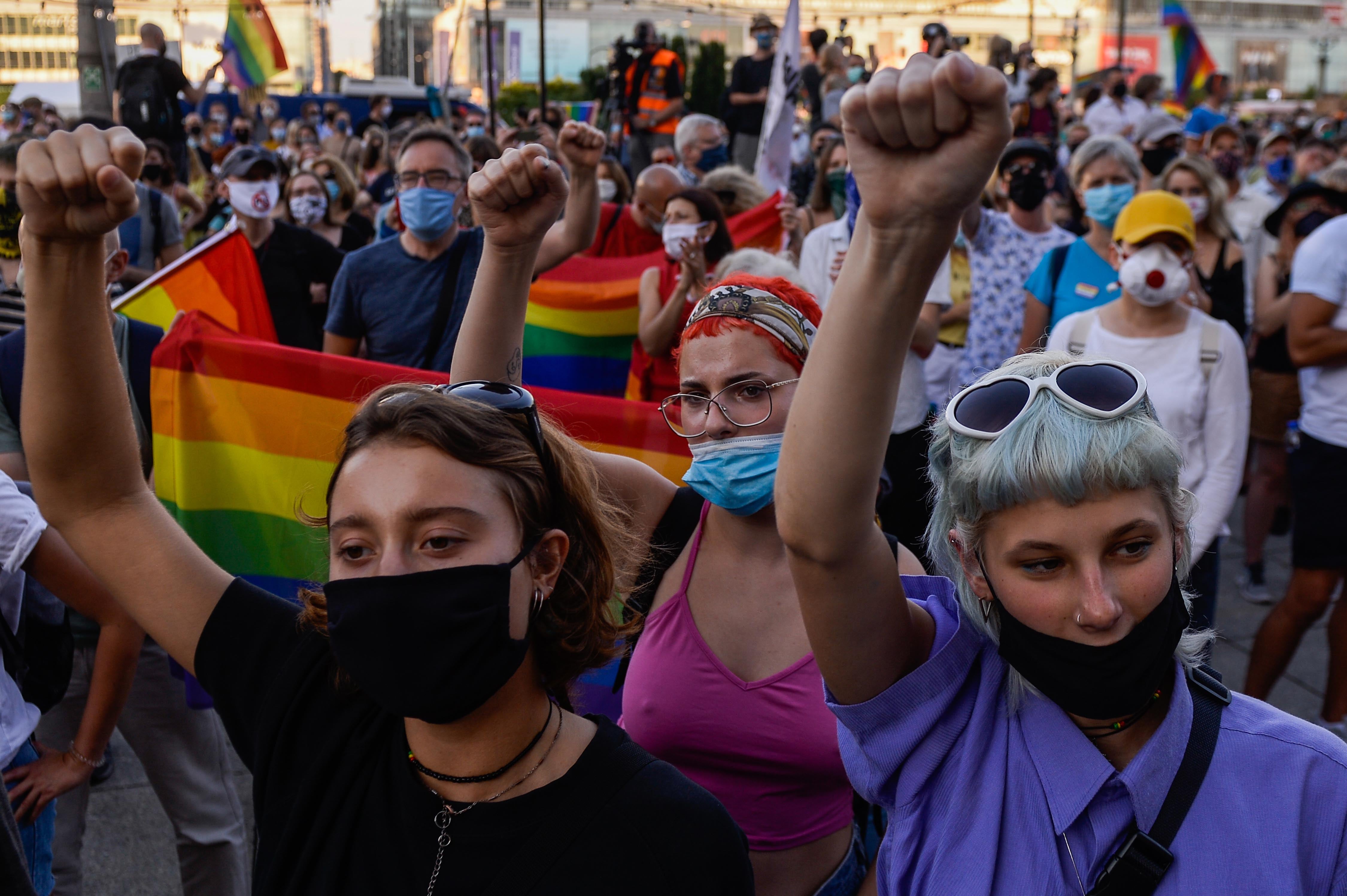 Uczestnicy protestu przeciwko zatrzymaniu osoby aktywistycznej na rzecz LGBT 8 sierpnia 2020 r. w Warszawie.