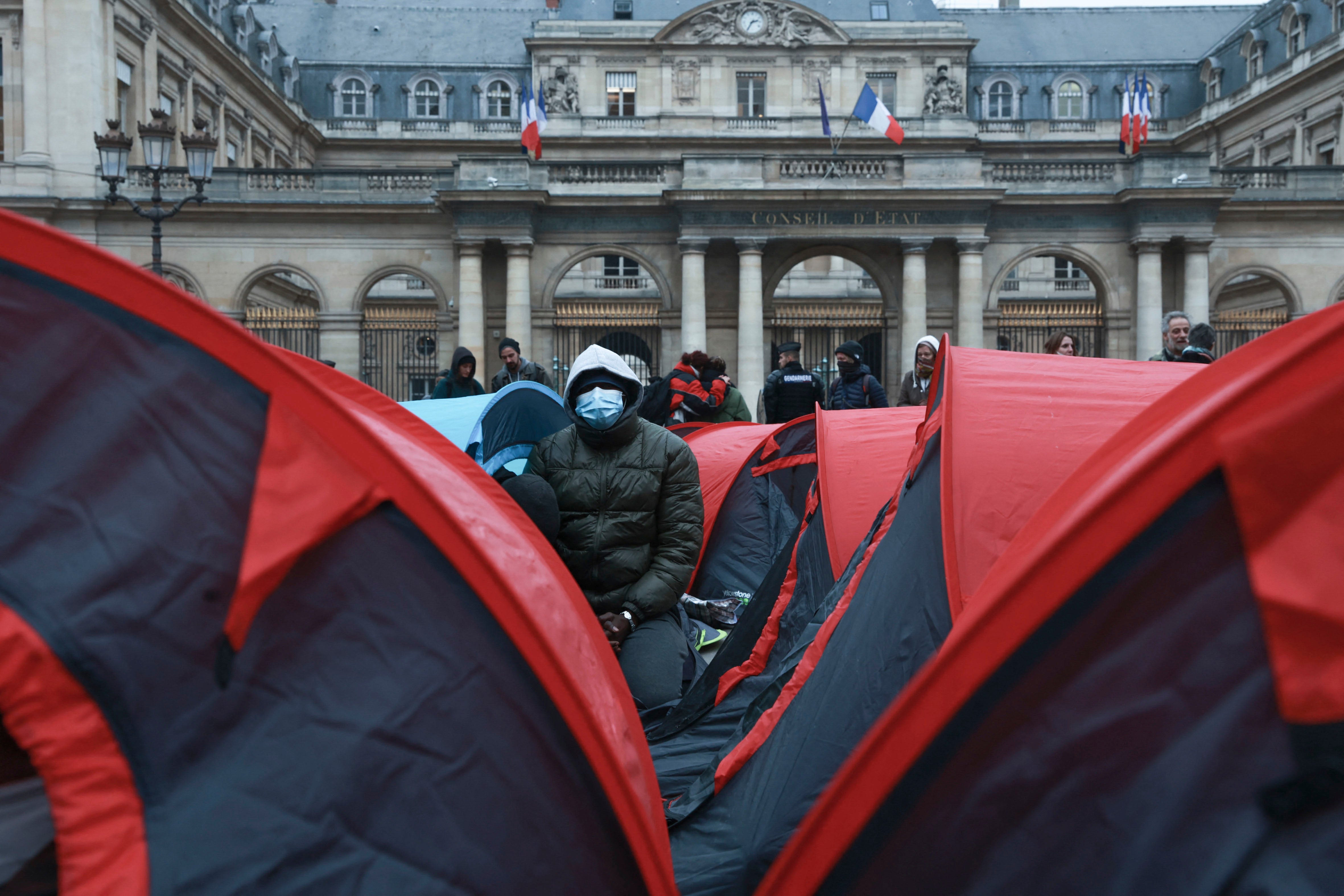 Plus de 200 jeunes réfugiés manifestent devant le Conseil d'État à Paris, le 2 décembre 2022.  Beaucoup d’entre eux dorment sous les ponts d'Ivry-sur-Seine, en banlieue parisienne, certains depuis 6 mois ou plus. 