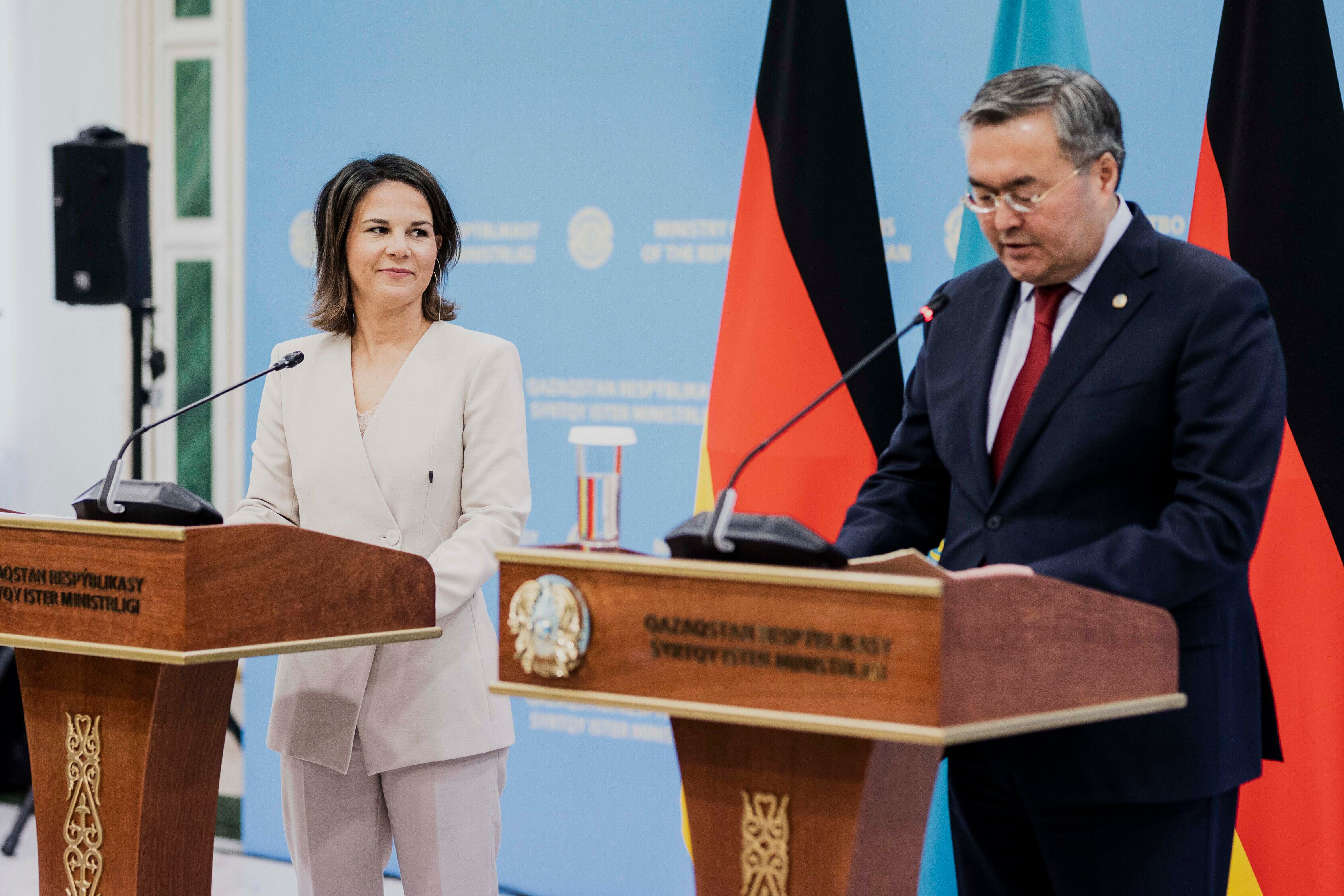 Annalena Baerbock (links), Bundesaußenministerin, und Muchtar Tleuberdi, Außenminister von Kasachstan, während einer Pressekonferenz in Astana, 31. Oktober 2022.