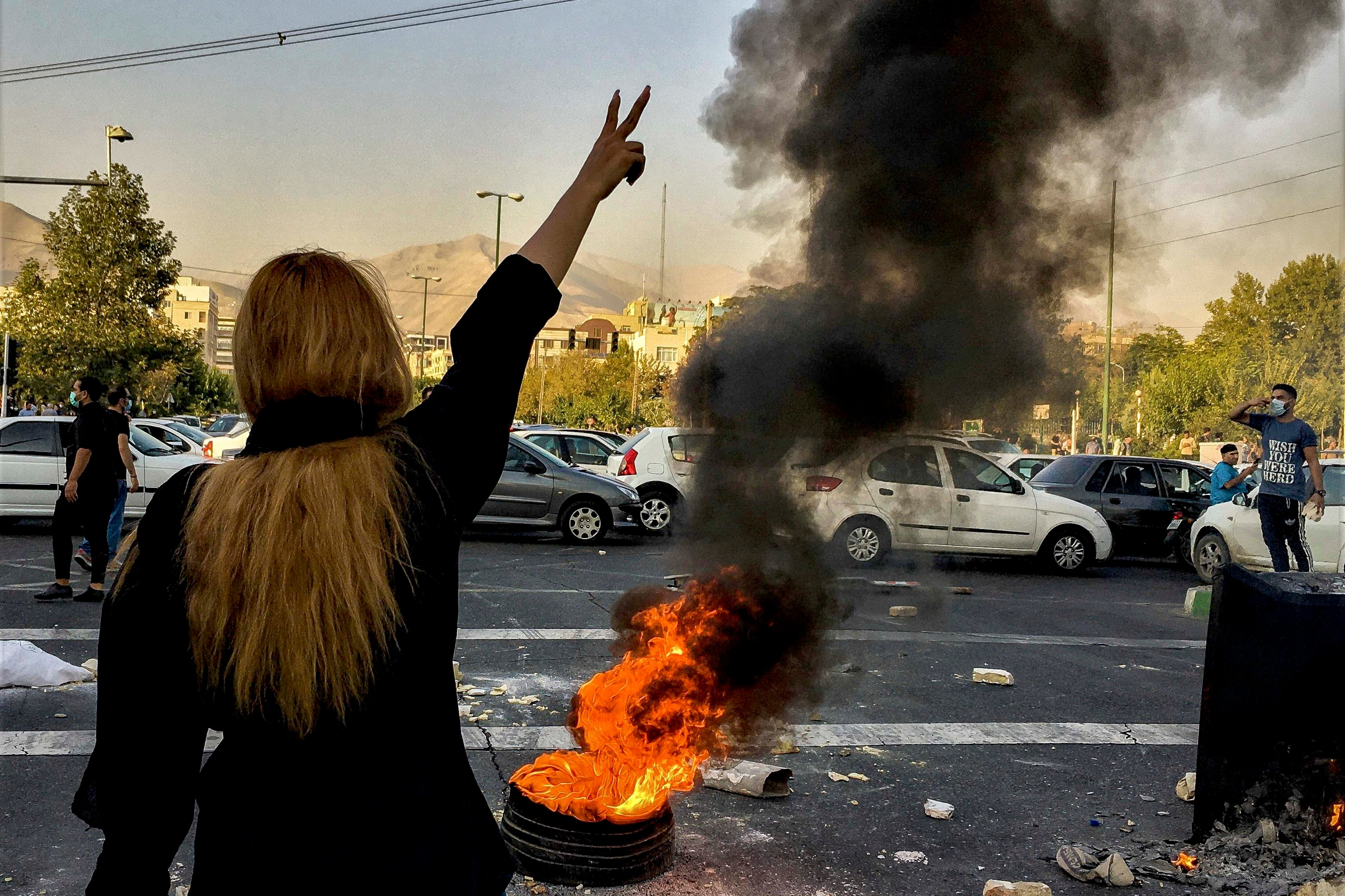 Des Iraniens manifestaient à Téhéran le 1er octobre 2022, suite à la mort de Mahsa Amini, une jeune femme iranienne âgée de 22 ans qui est décédée quelques jours après son arrestation par la police des mœurs.