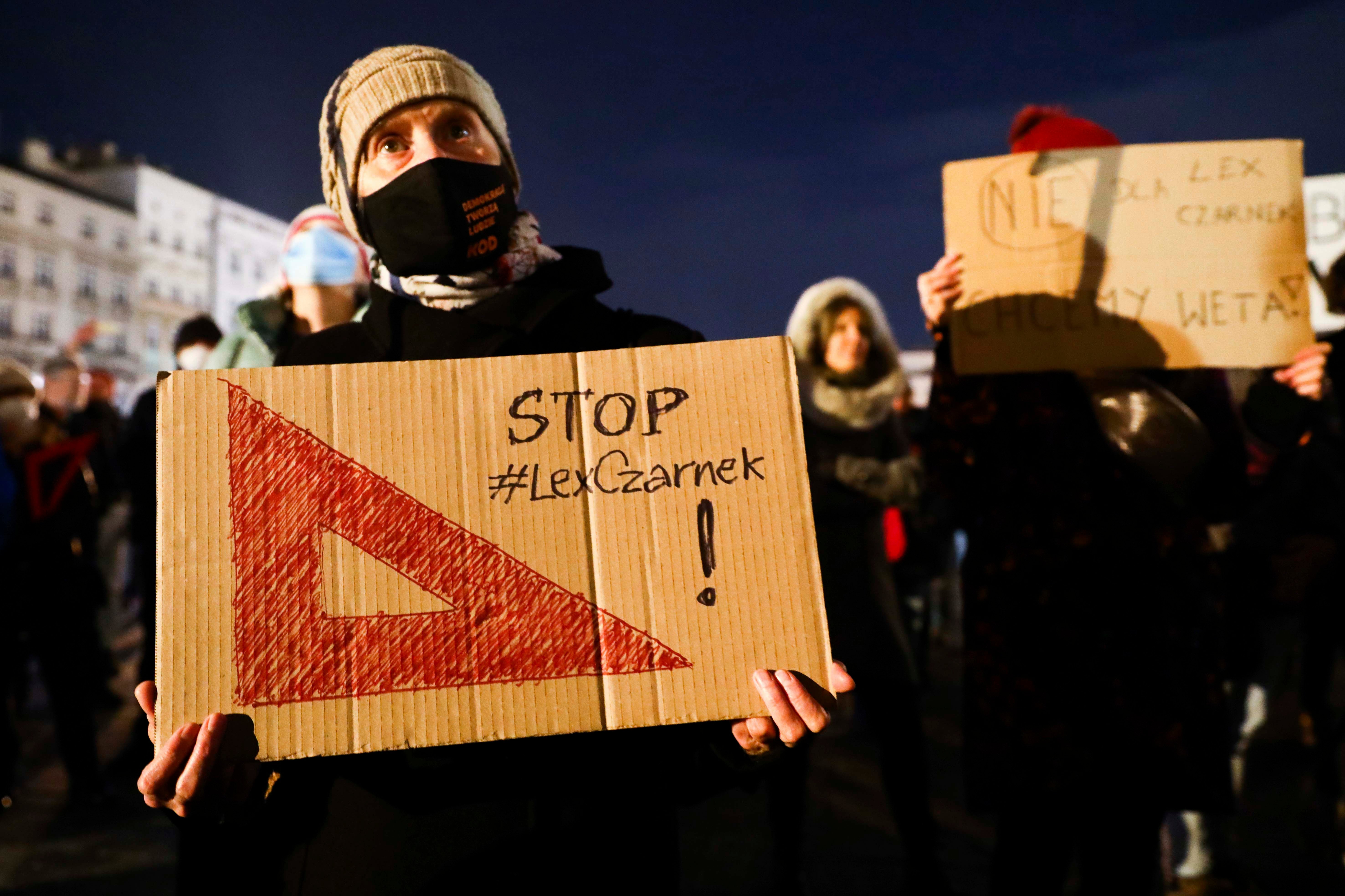 Uczestnicy protestu „Stop Lex Czarnek” na Rynku Głównym w Krakowie 15 lutego 2022 r. 