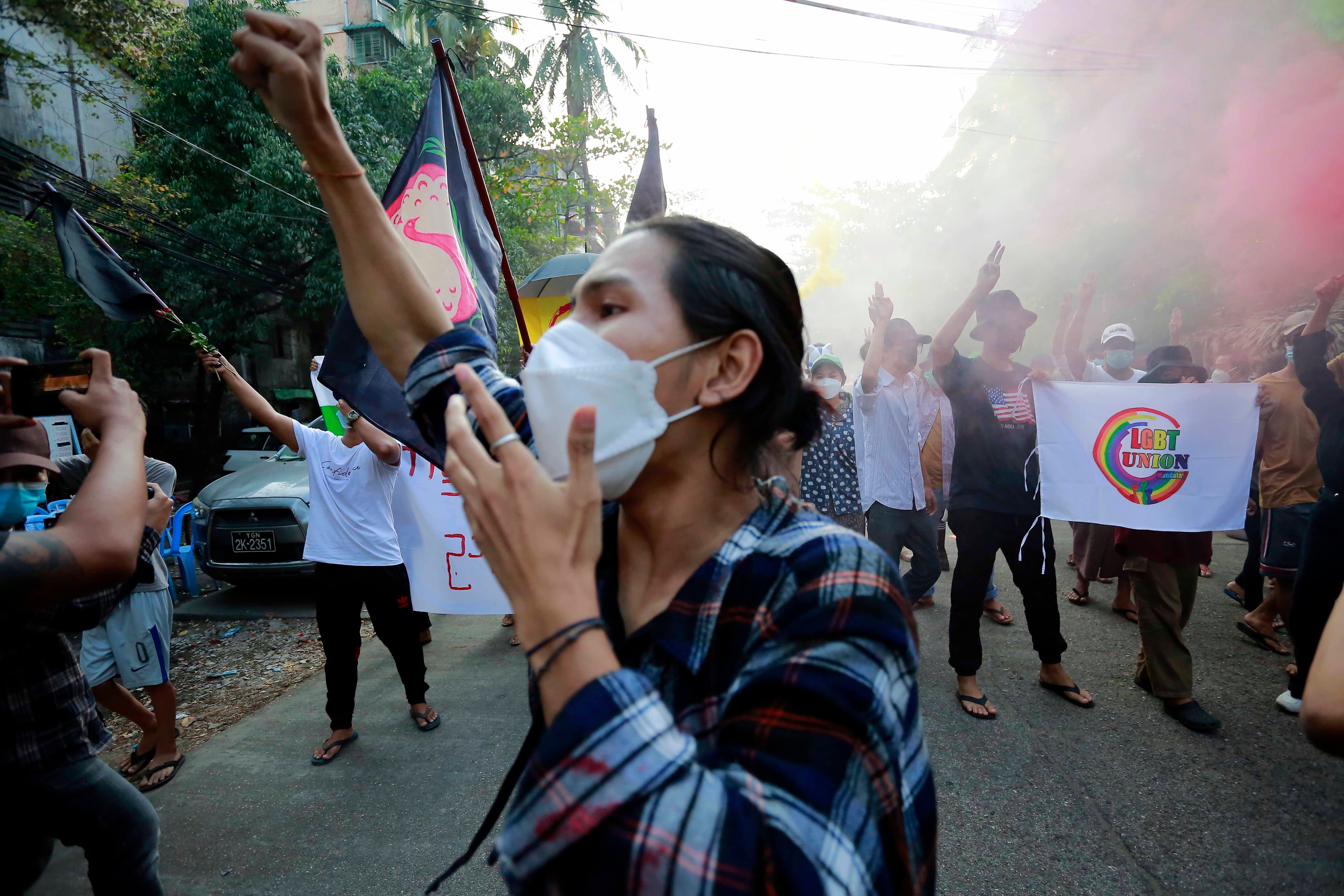 ၂၀၂၂၊ မတ်လ ၃ ရက်၊ ရန်ကုန်မြို့ စစ်အာဏာသိမ်း ဆန့်ကျင်ဆန္ဒပြပွဲတွင် အာဏာဖီဆန်ရေး အမှတ်အသား လက်သုံးချောင်းထောင်ပြီး မီးရှူးမီးပန်းများ ကိုင်ဆောင်ထားသော ဆန္ဒပြသူမျာ