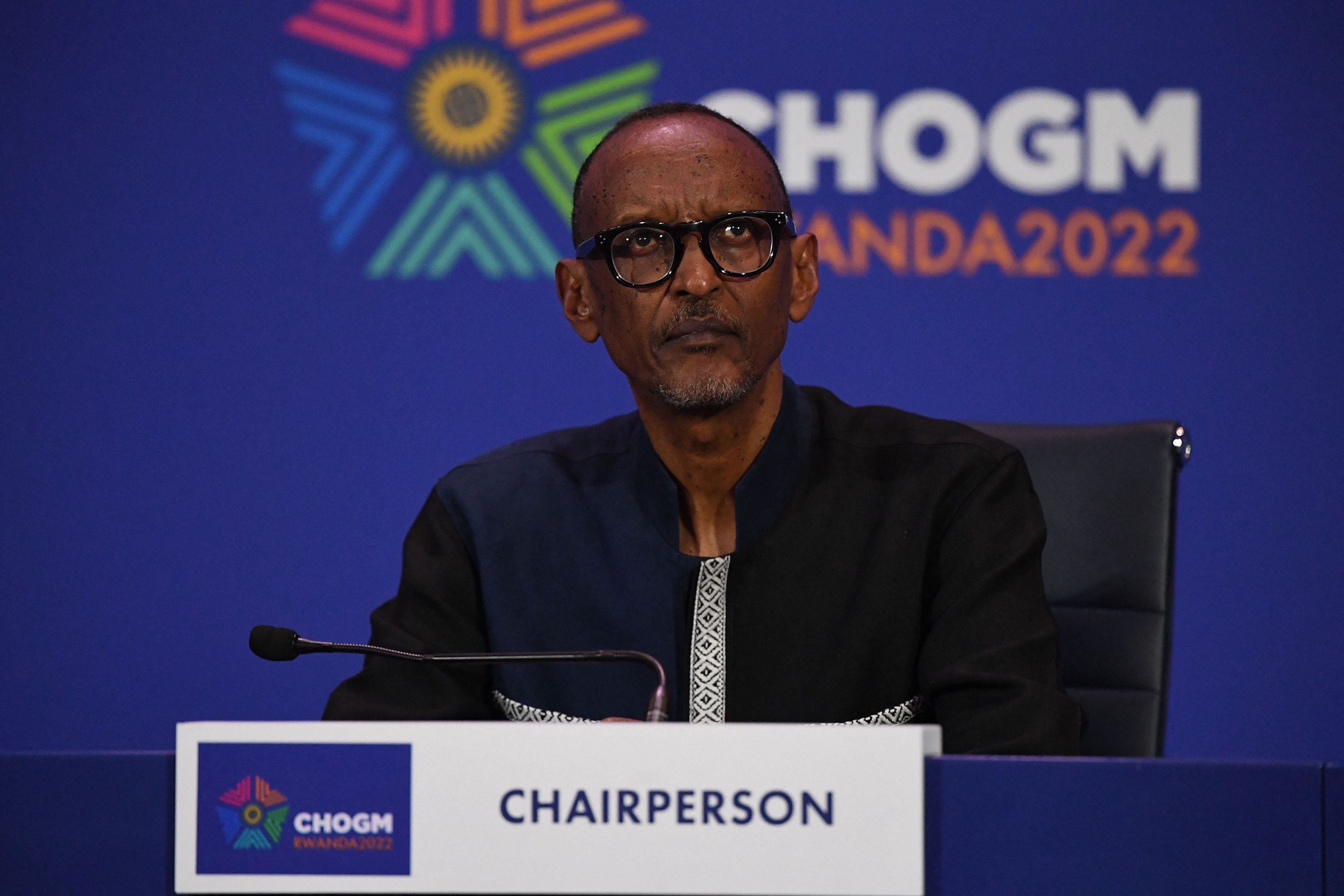 Le président du Rwanda, Paul Kagame, écoute les questions des journalistes à la fin de la réunion des chefs de gouvernement du Commonwealth (CHOGM) à Kigali, au Rwanda, le 25 juin 2022.